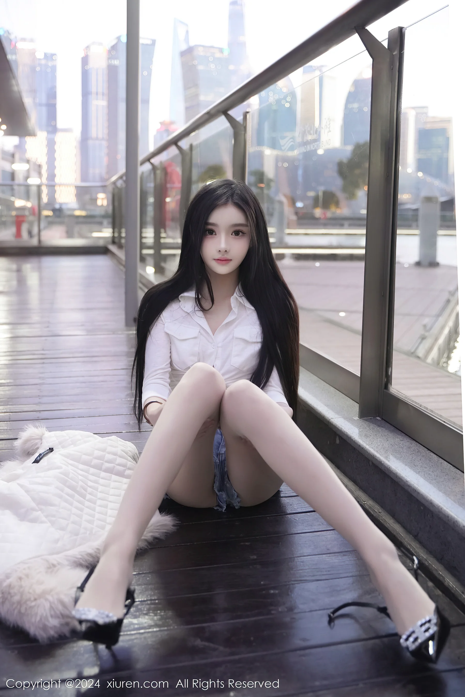 [XiuRen秀人网] No.8261 龙雪儿 清纯美腿 - 爱照片