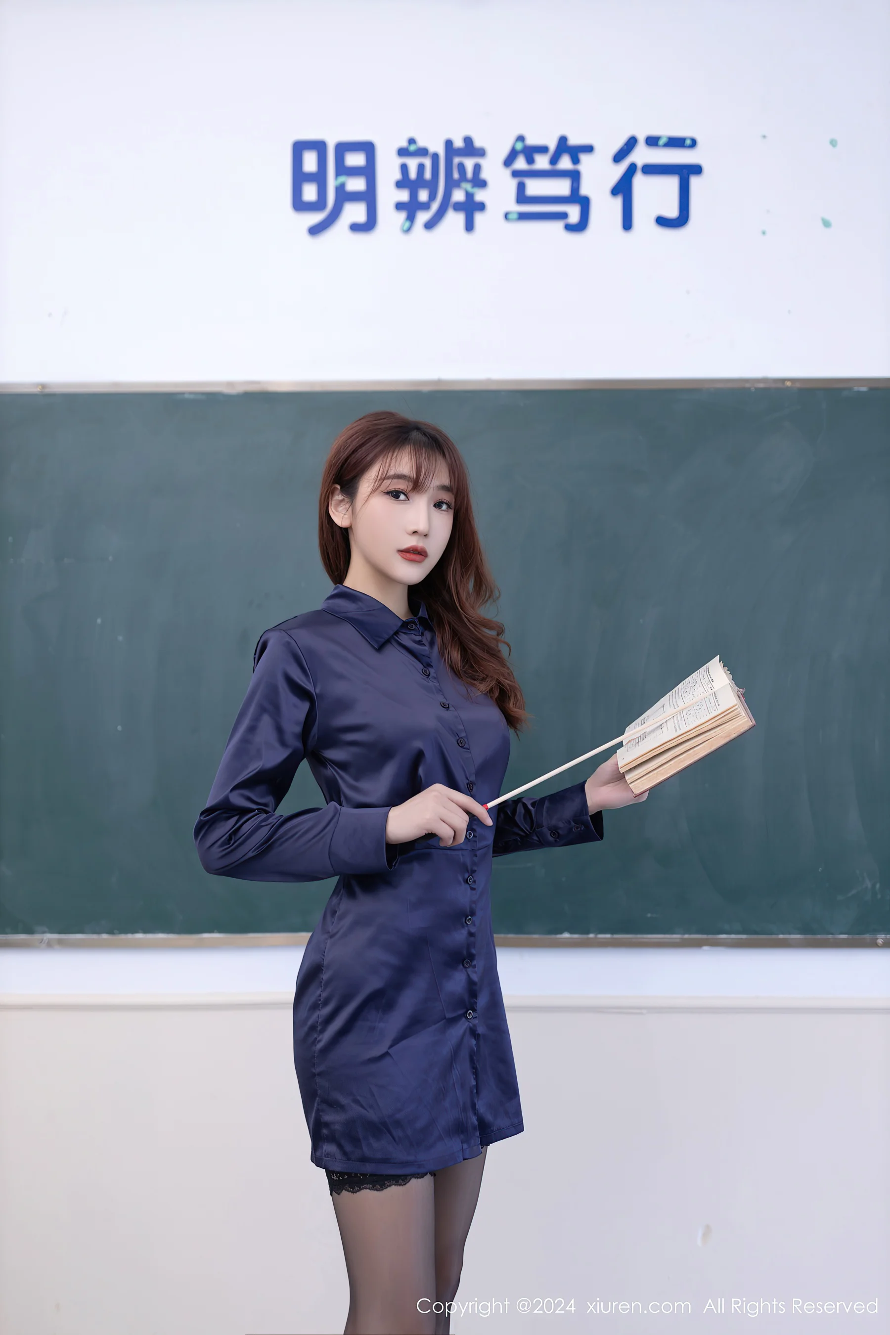 [XiuRen秀人网] No.8309 陆萱萱 黑丝美腿 - 爱照片