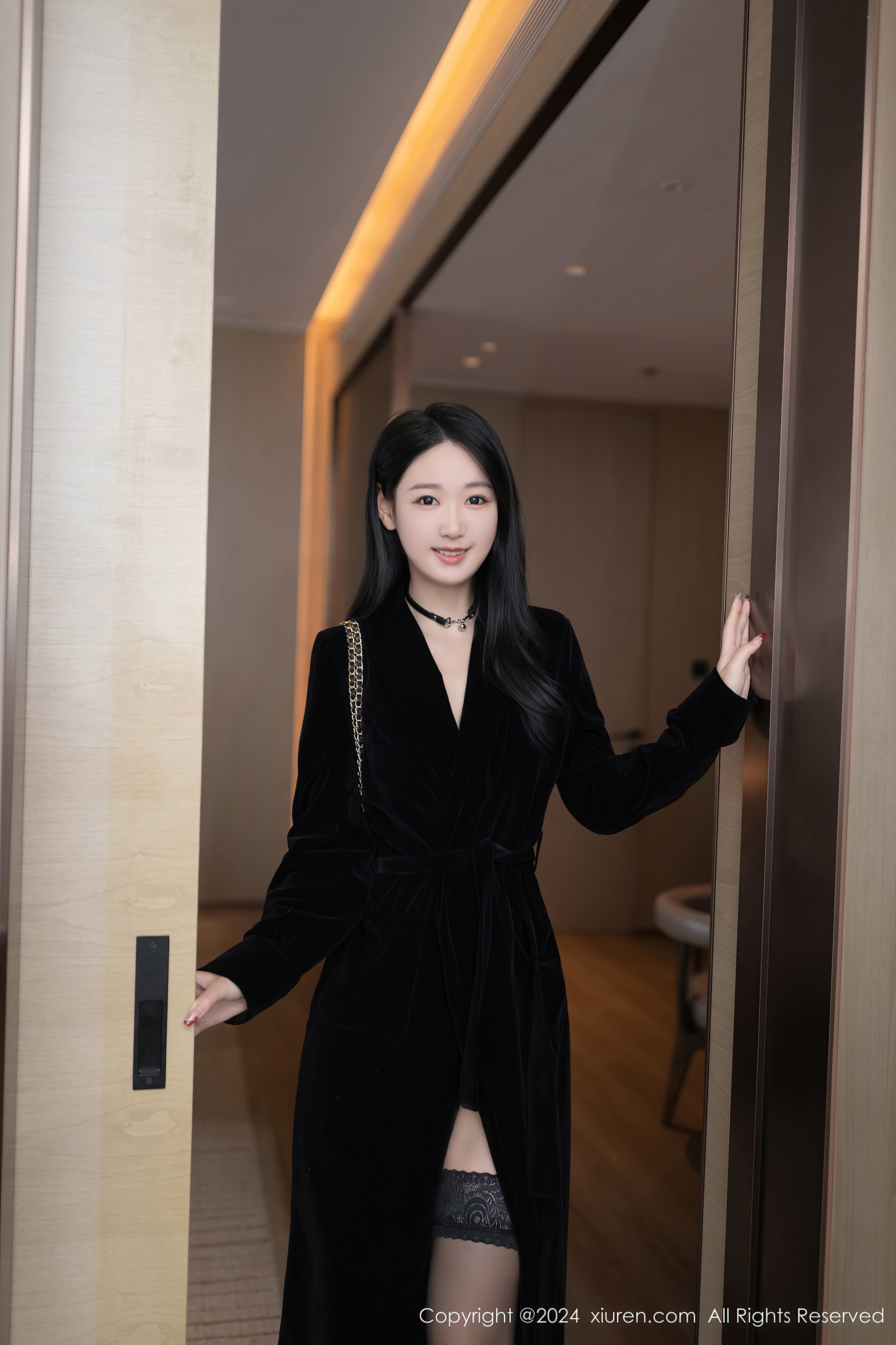 [XiuRen秀人网] No.8326 唐安琪 黑丝美腿 - 爱照片