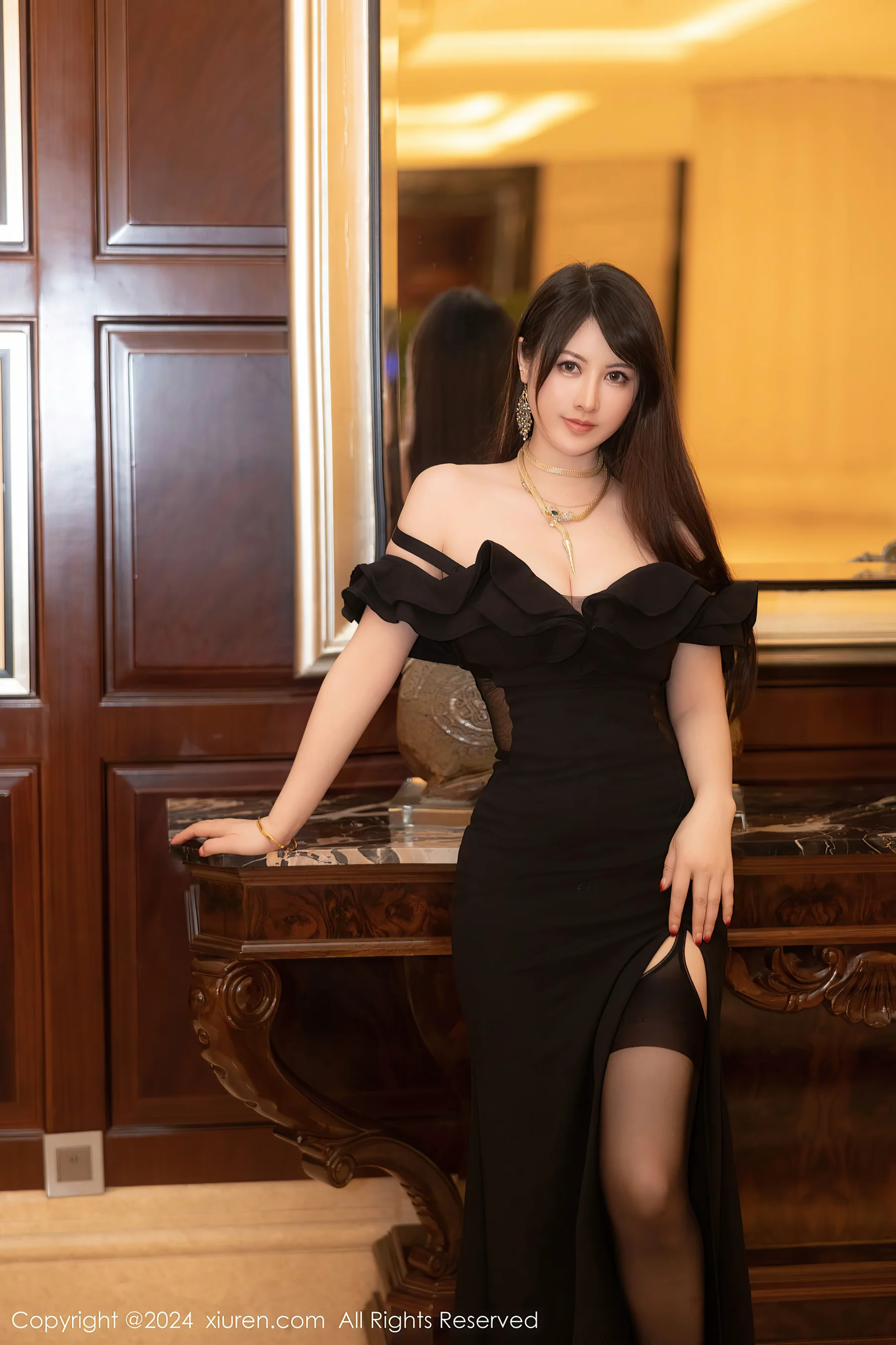 [XiuRen秀人网] No.8397 诗诗kiki 礼裙美腿 - 爱照片