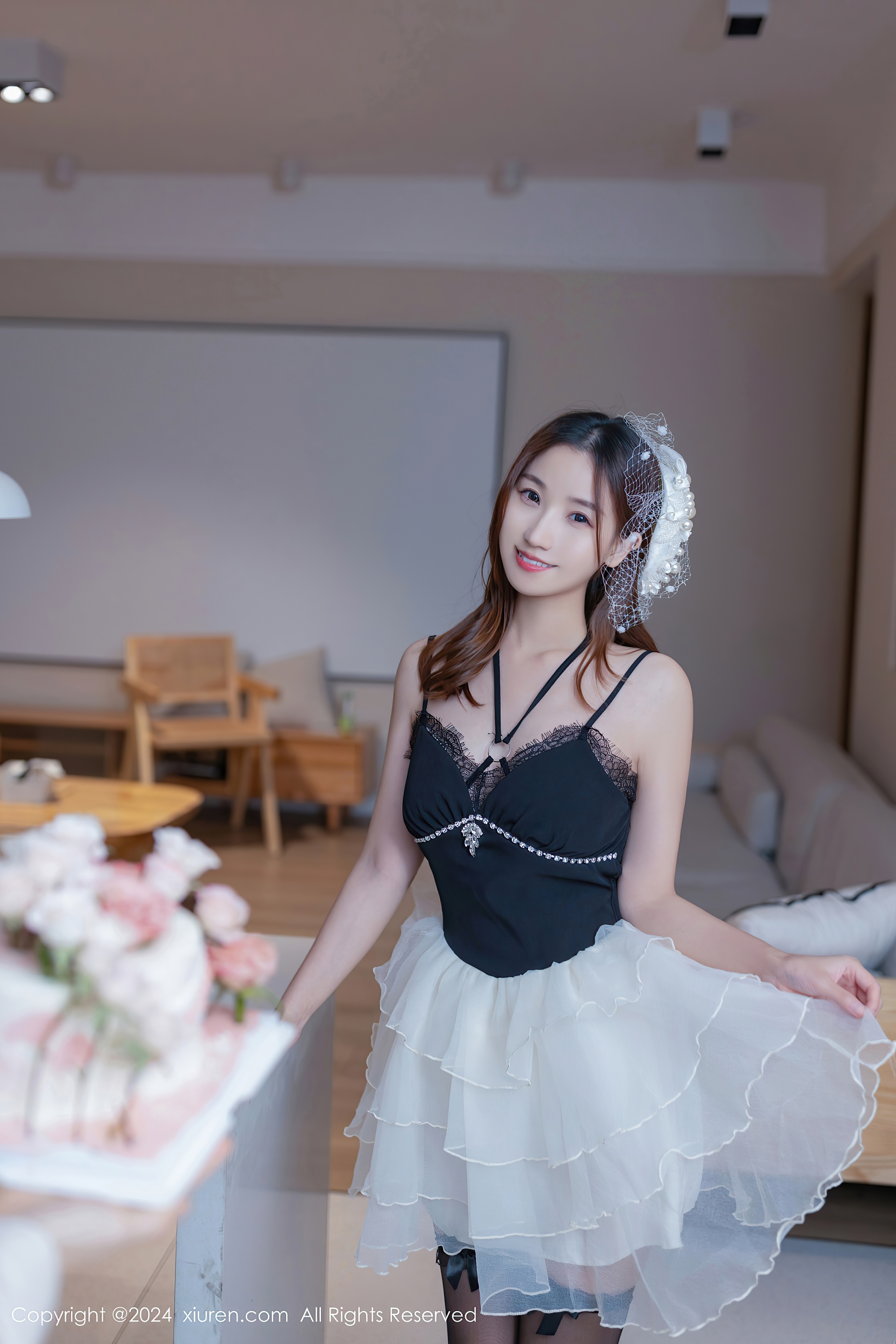[XiuRen秀人网] No.8398 杏子Yada 黑丝美腿 - 爱照片