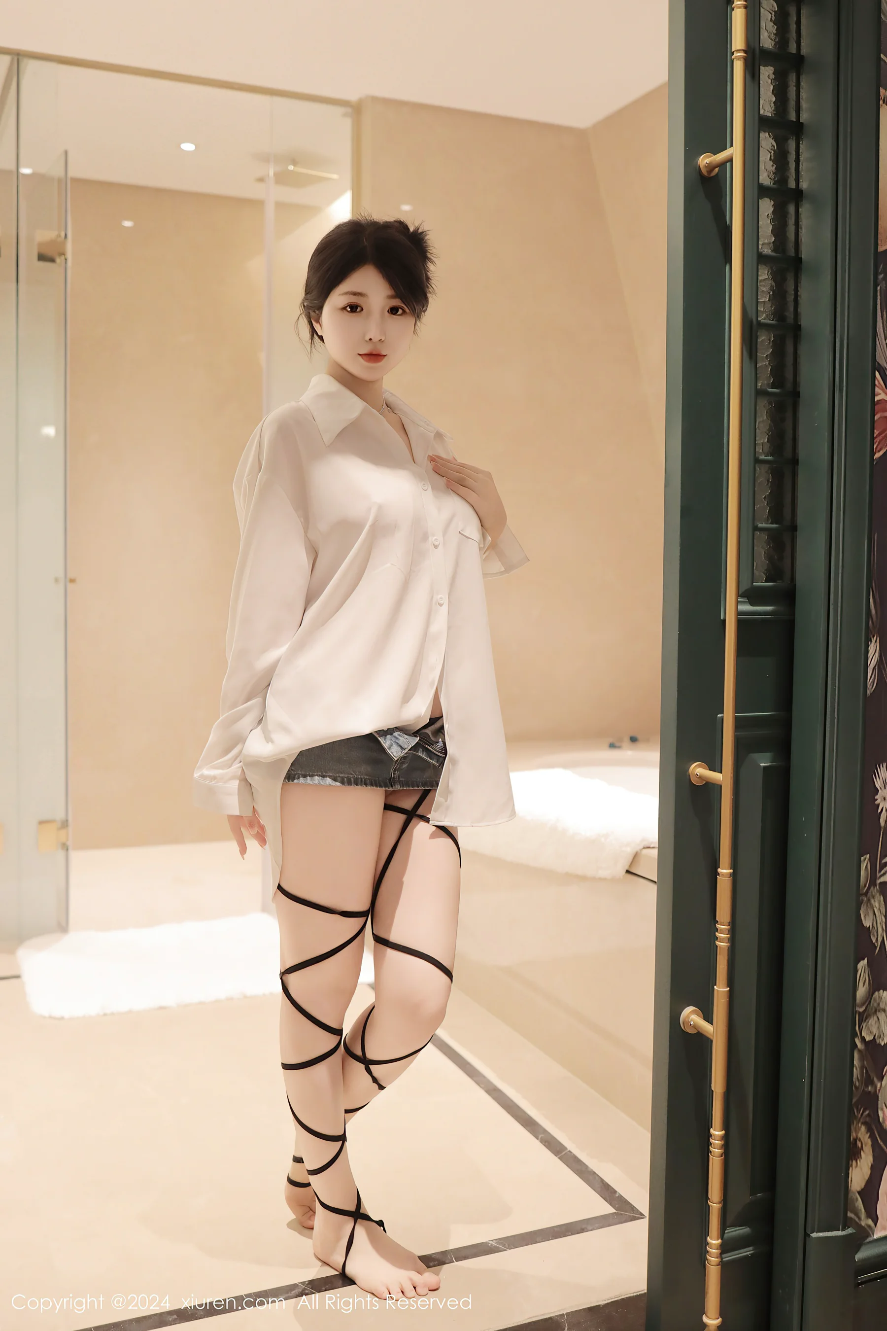 [XiuRen秀人网] No.8400 陈小花 美乳性感 - 爱照片