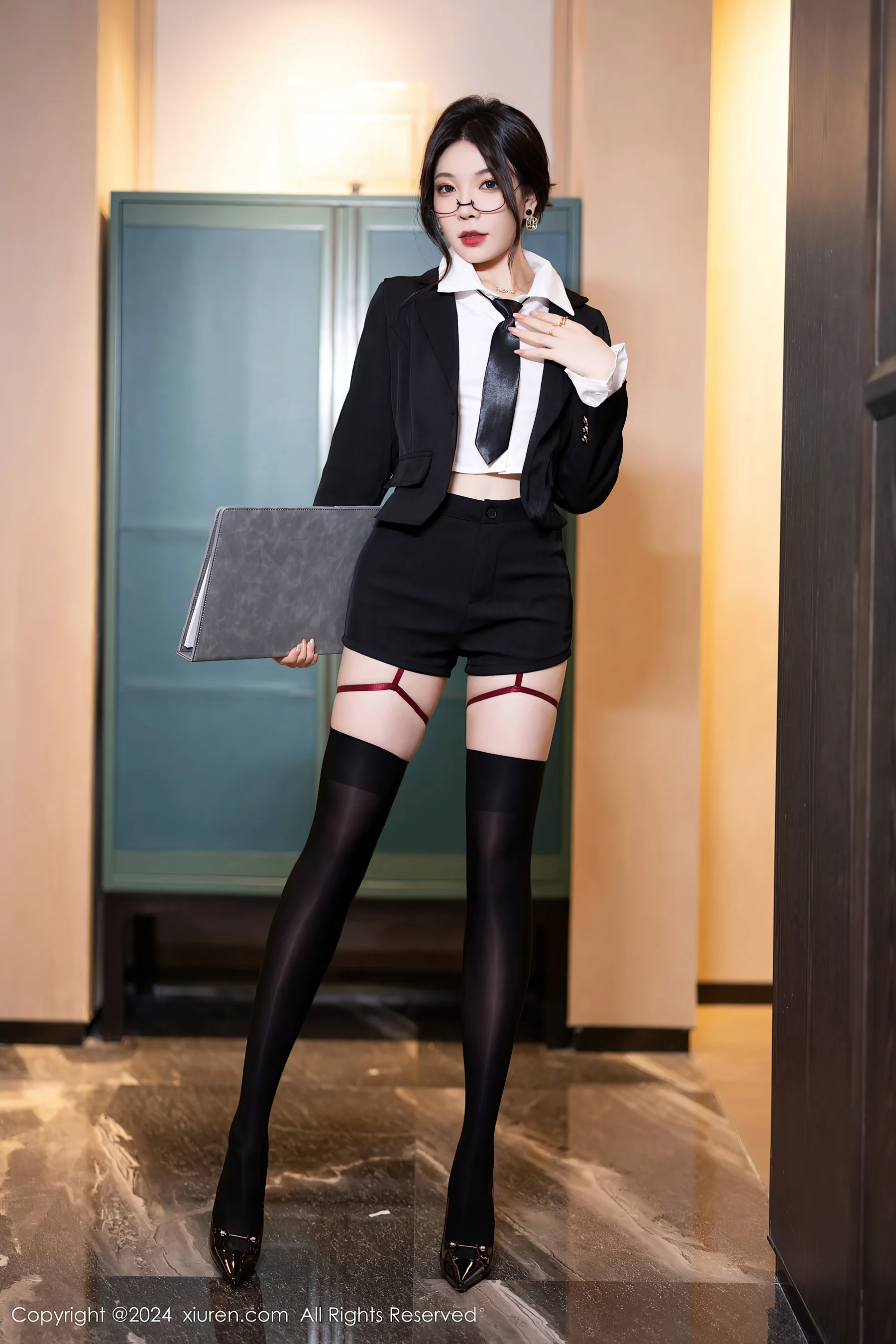 [XiuRen秀人网] No.8440 徐莉芝Booty 黑丝美腿 - 爱照片