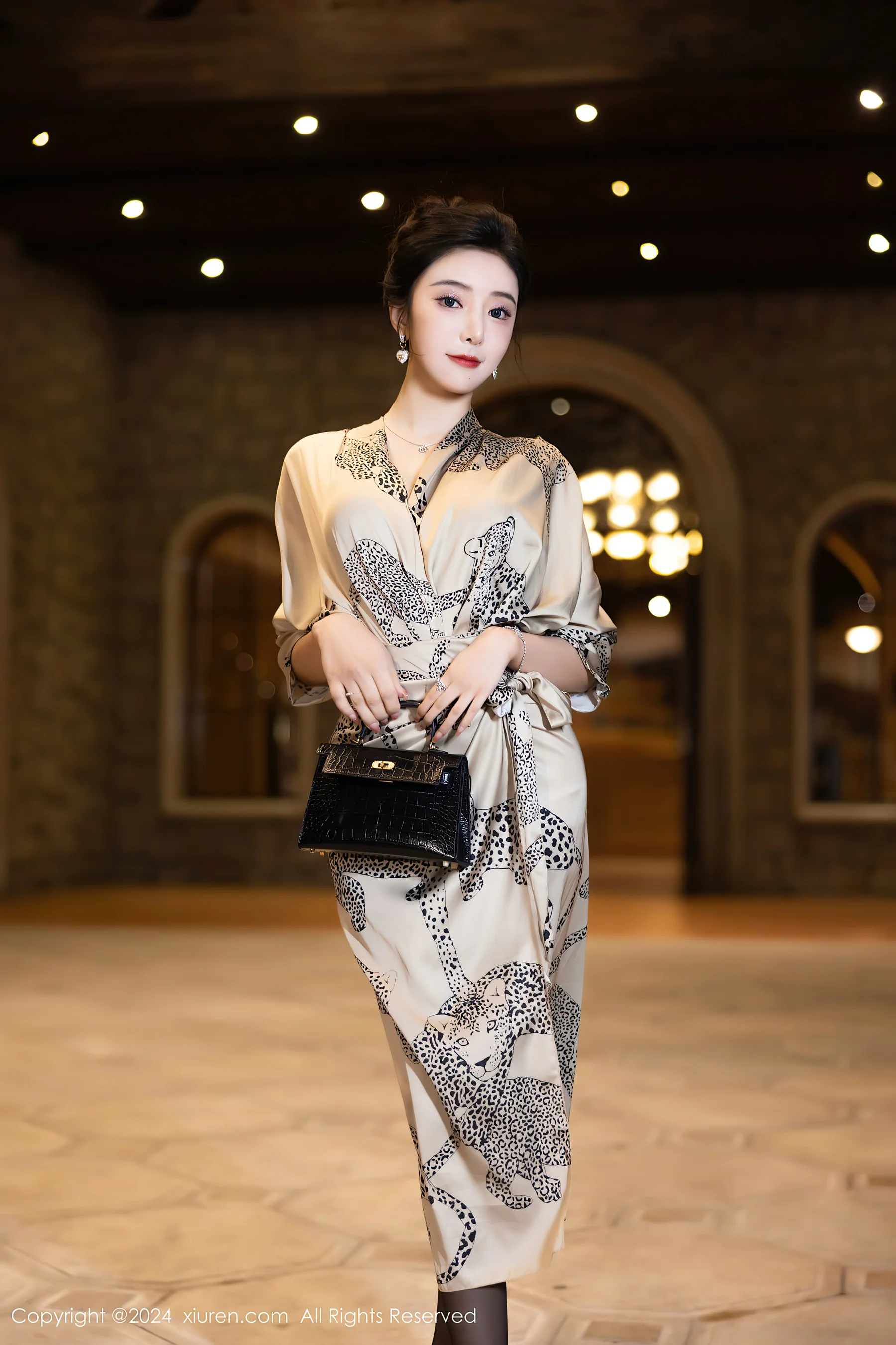 [XiuRen秀人网] No.8510 王馨瑶yanni 黑丝美腿 - 爱照片
