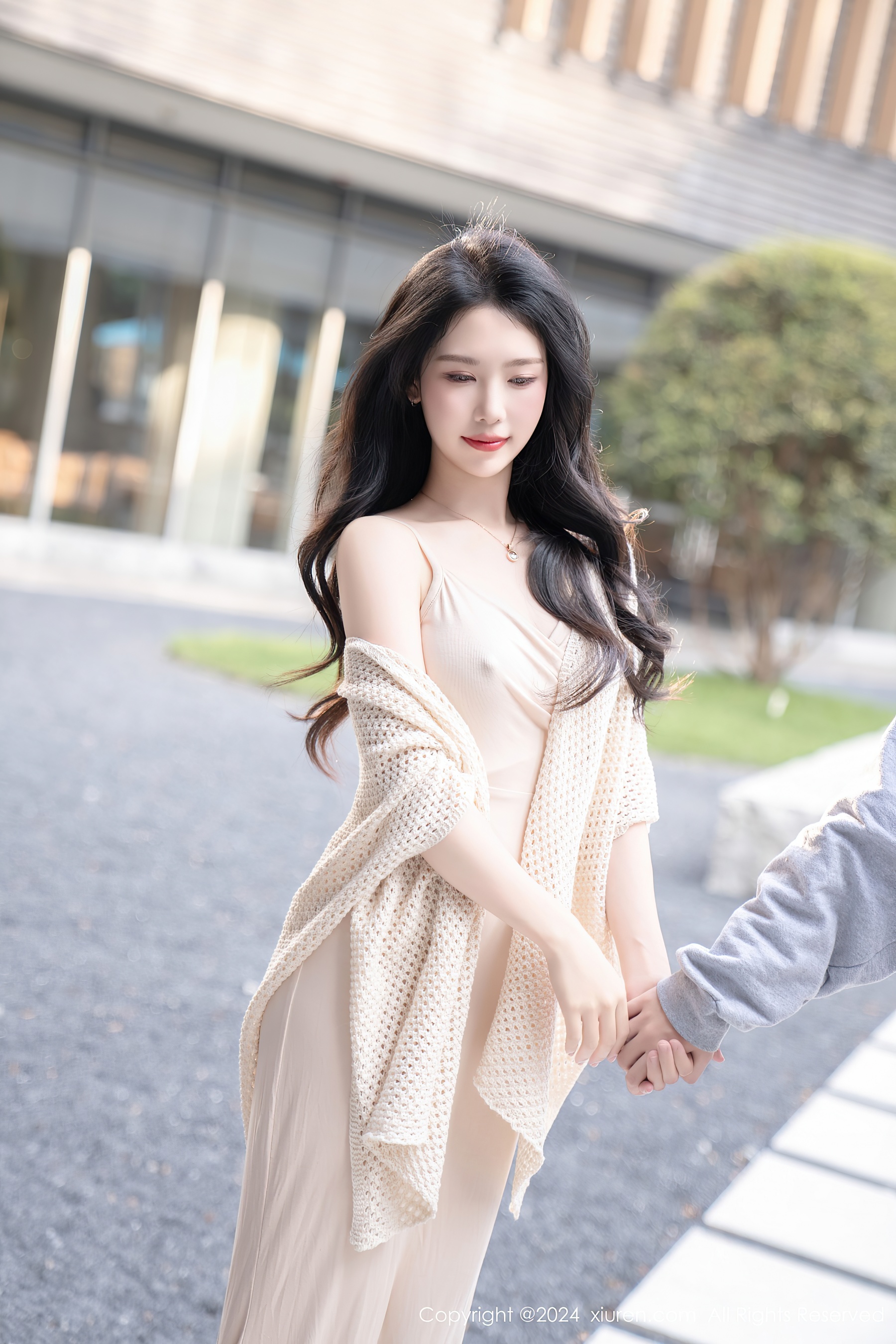 [XiuRen秀人网] No.8559 利世 黑丝美腿 - 爱照片