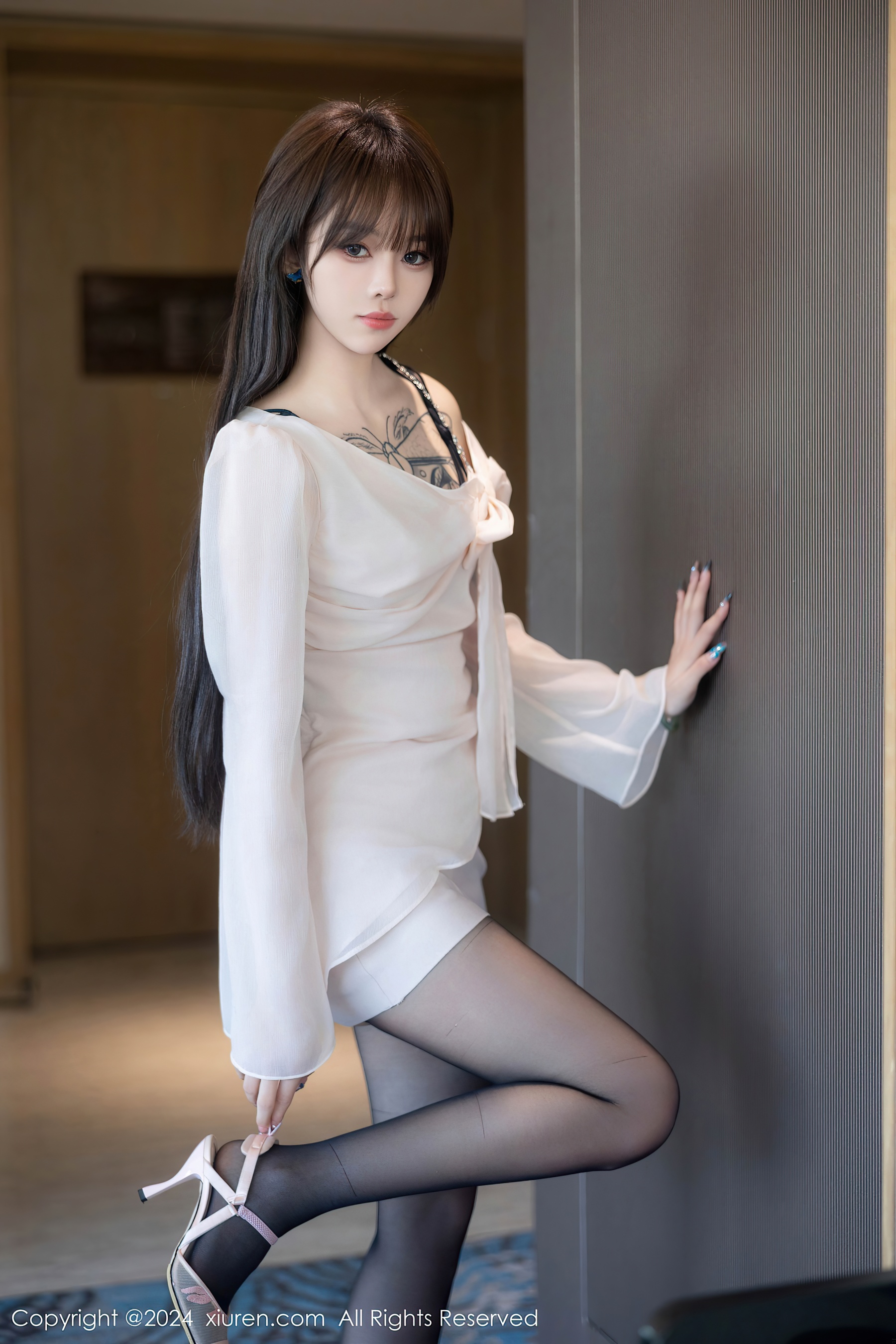 [XiuRen秀人网] No.8591 奶瓶. 黑丝美腿 - 爱照片
