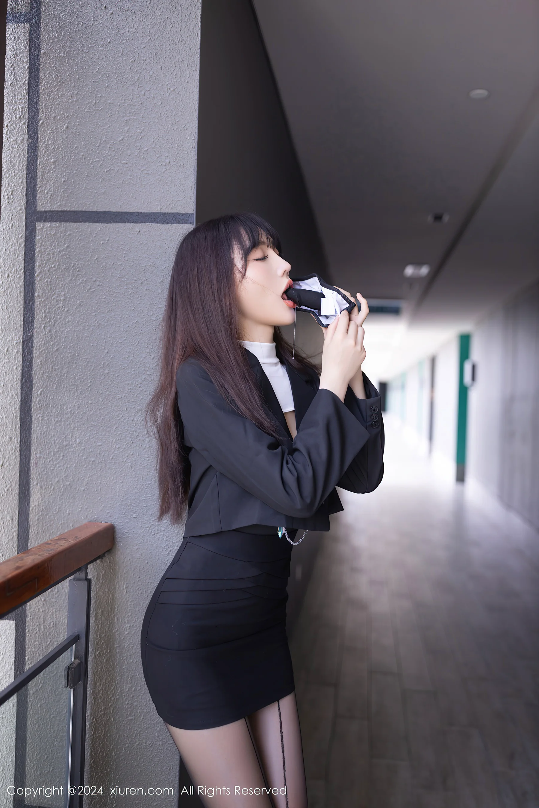 [XiuRen秀人网] No.8627 陆萱萱 黑丝美腿 - 爱照片