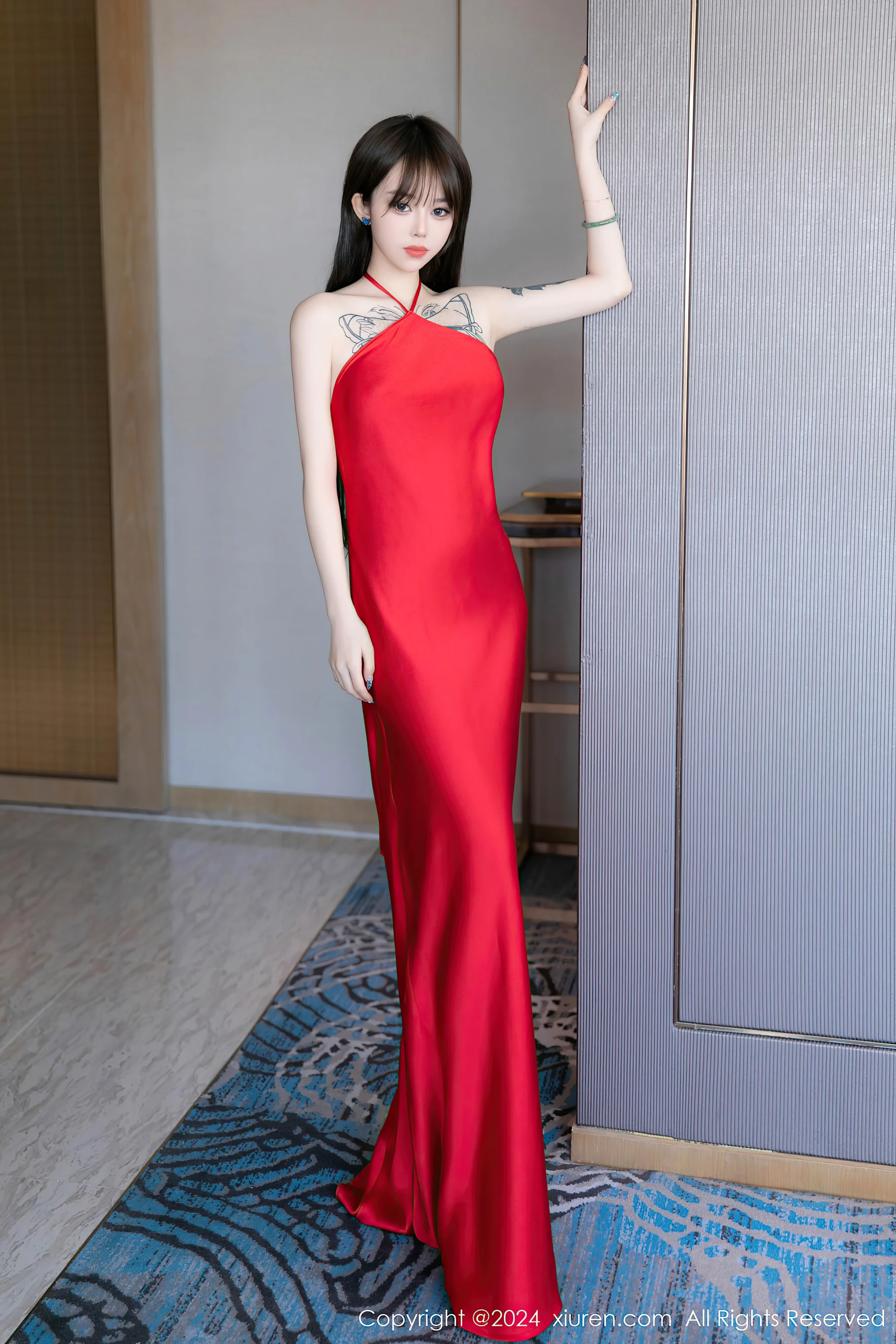 [XiuRen秀人网] No.8630 奶瓶. 长裙美腿 - 爱照片