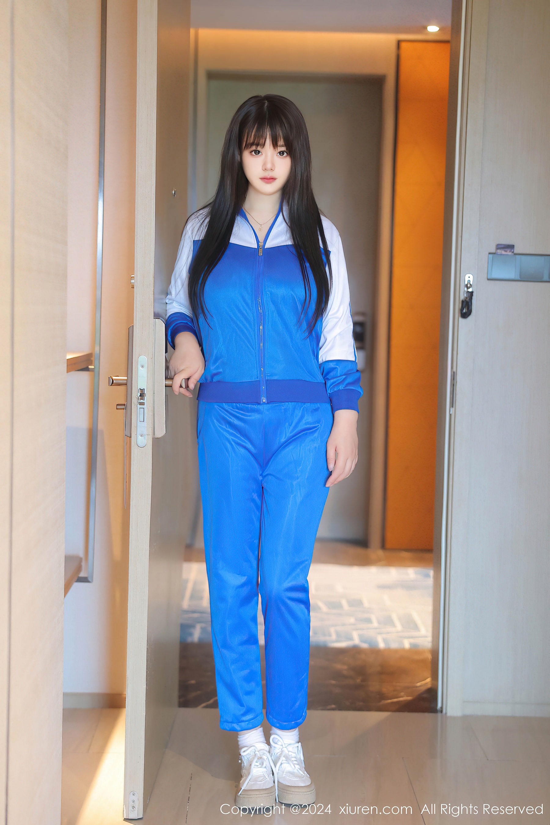 [XiuRen秀人网] No.8631 陈柒柒 学妹服美腿 - 爱照片