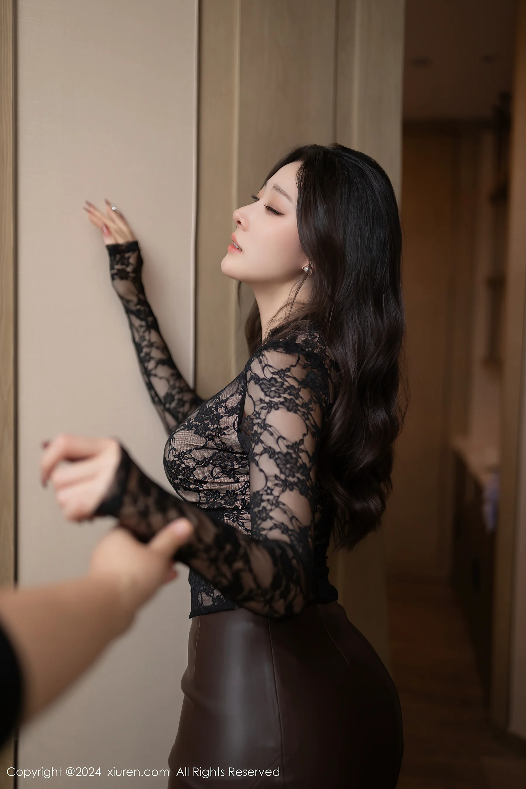 [XiuRen秀人网] No.8662 小逗逗 黑丝美腿 - 爱照片