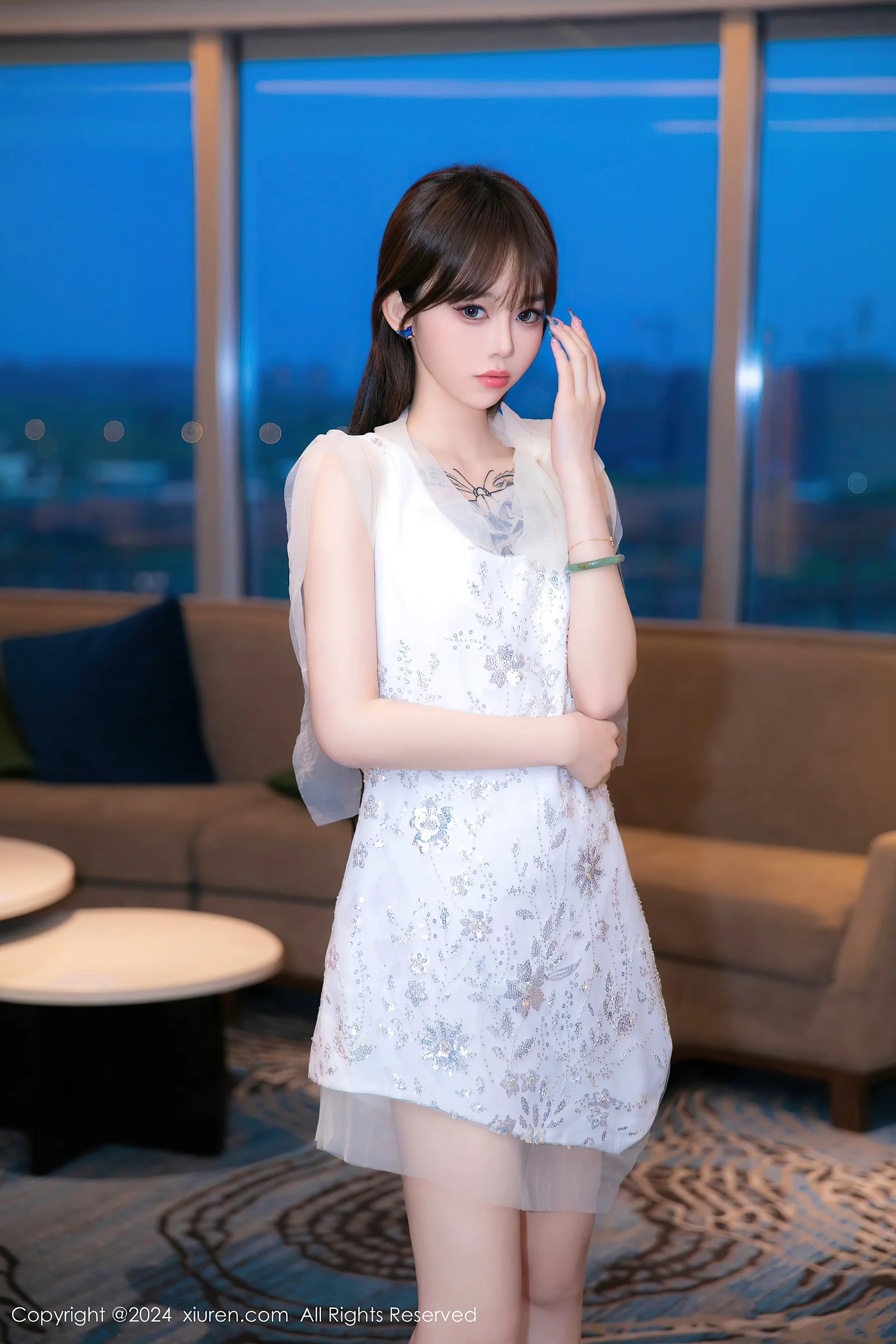 [XiuRen秀人网] No.8696 奶瓶. 美腿性感 - 爱照片