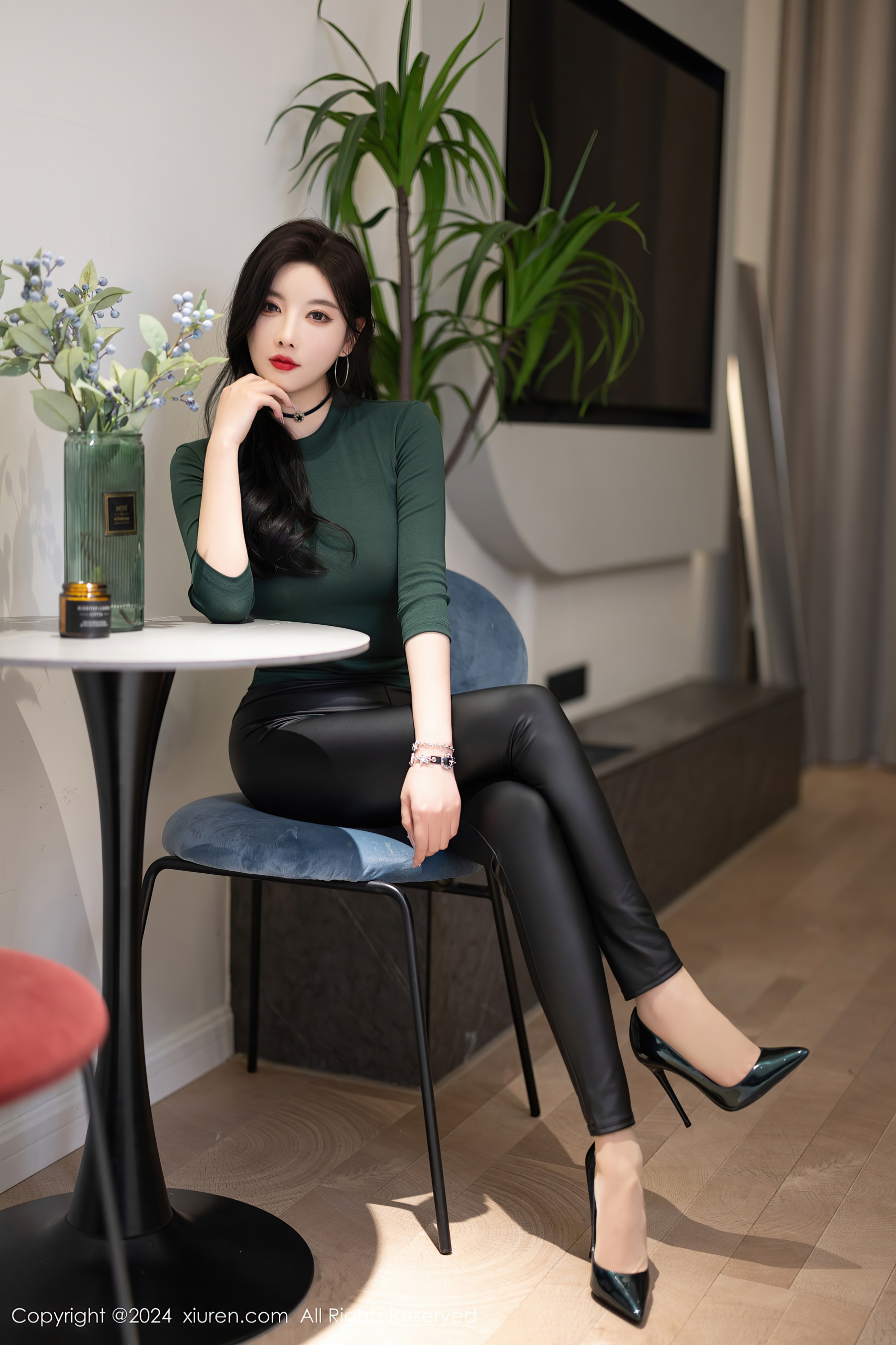 [XiuRen秀人网] No.8707 杨晨晨Yome 丝袜美腿 - 爱照片