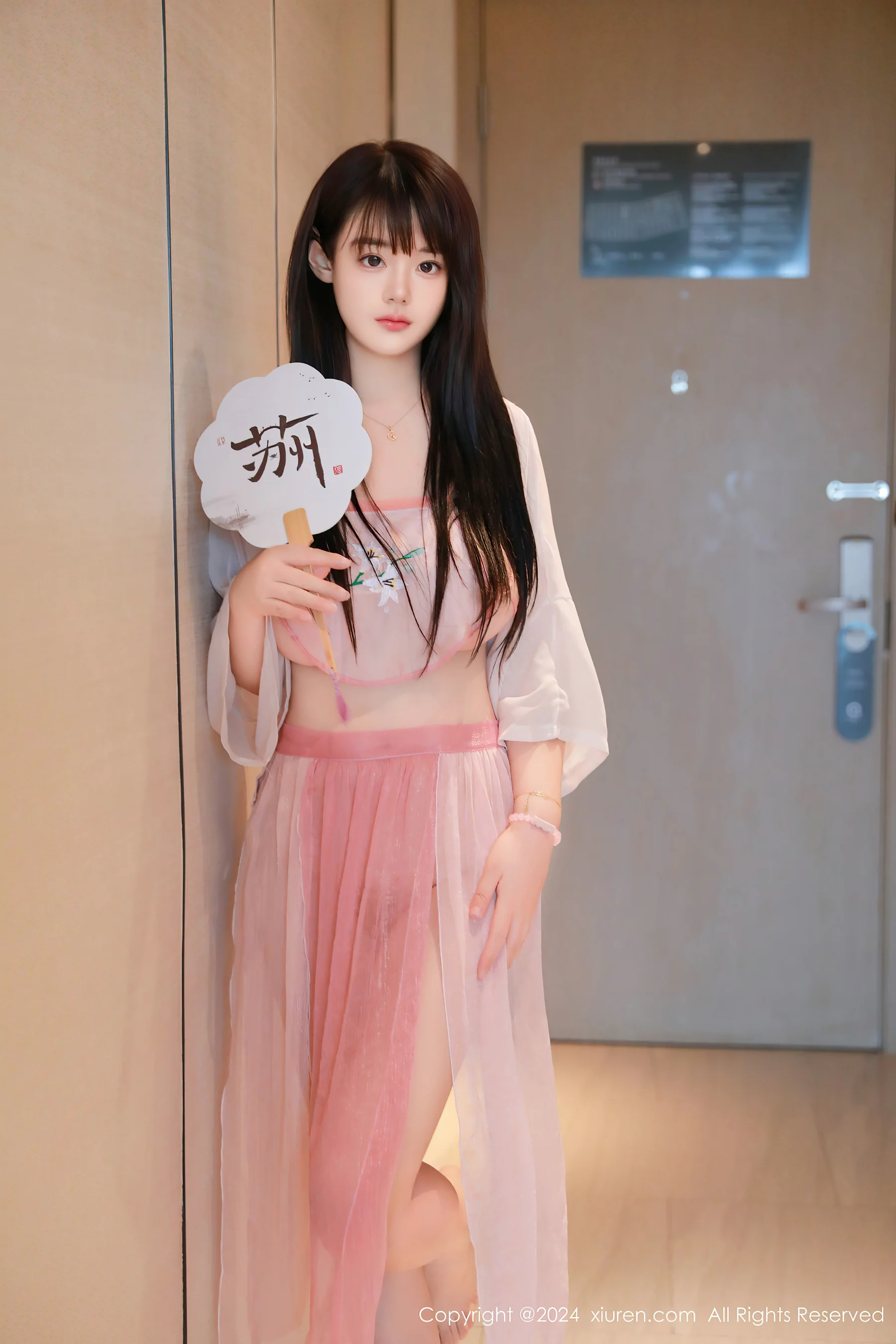 [XiuRen秀人网] No.8724 陈柒柒 美腿性感 - 爱照片