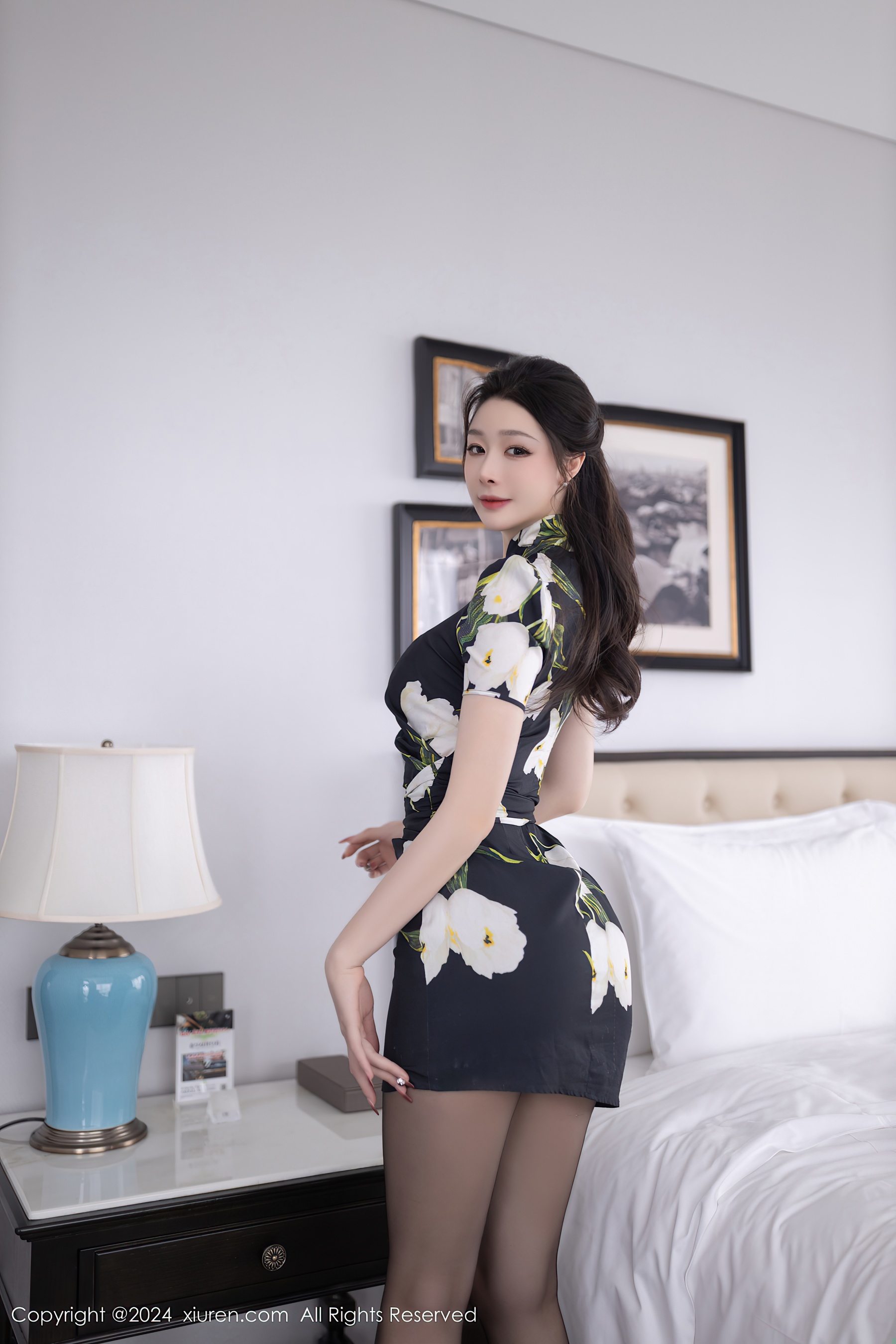 [XiuRen秀人网] No.8768 小逗逗 黑丝美腿 - 爱照片