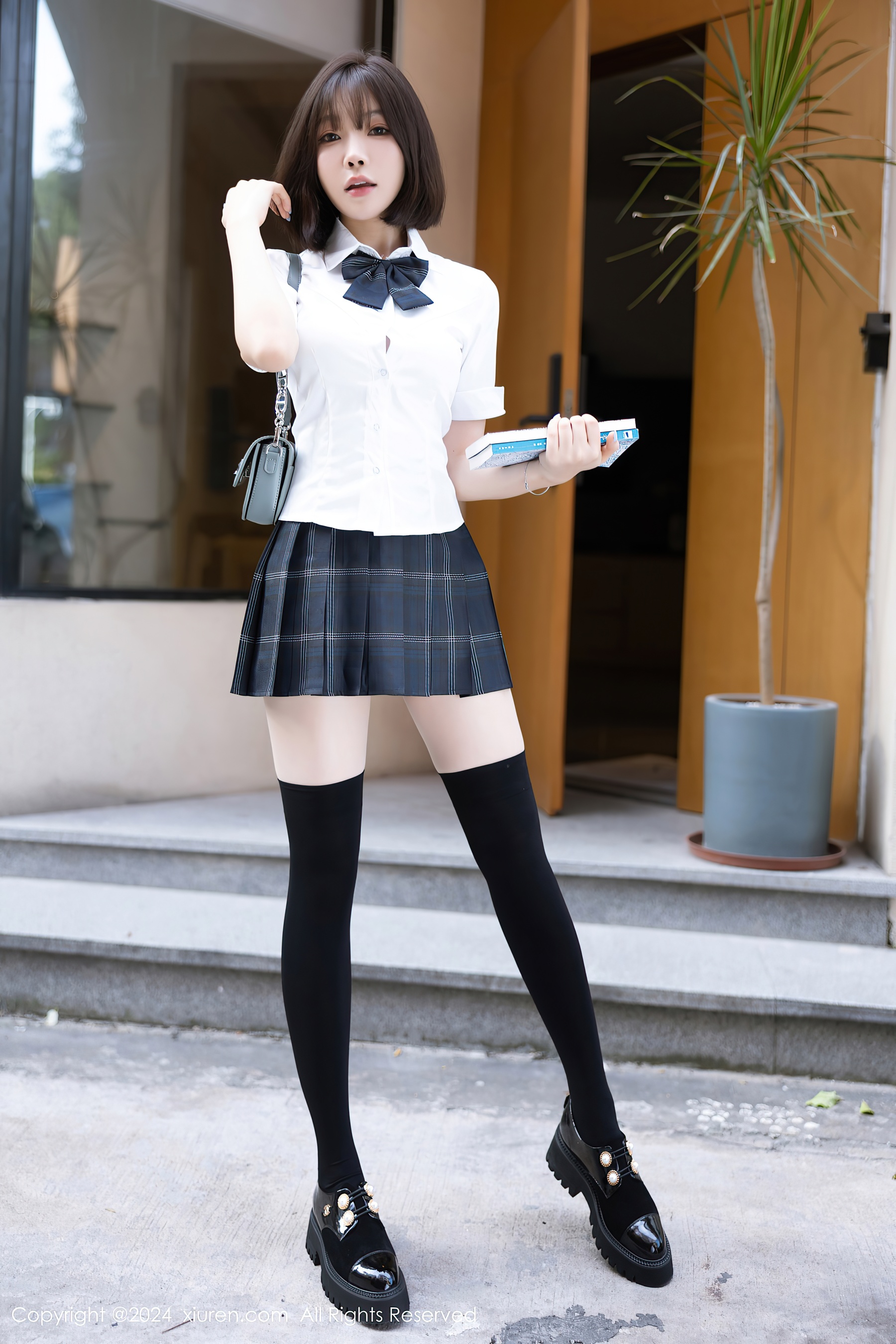 [XiuRen秀人网] No.8785 徐莉芝Booty 黑丝美腿 - 爱照片