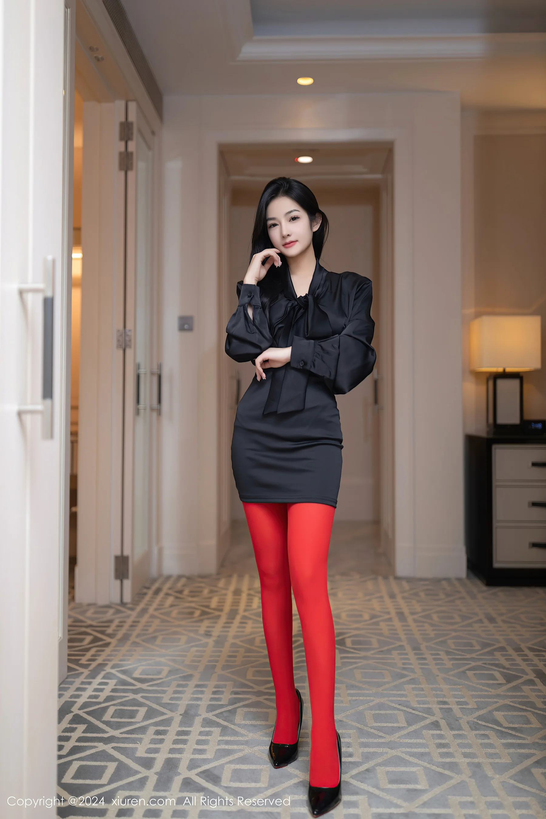 [XiuRen秀人网] No.8801 谭小灵 丝袜美腿 - 爱照片