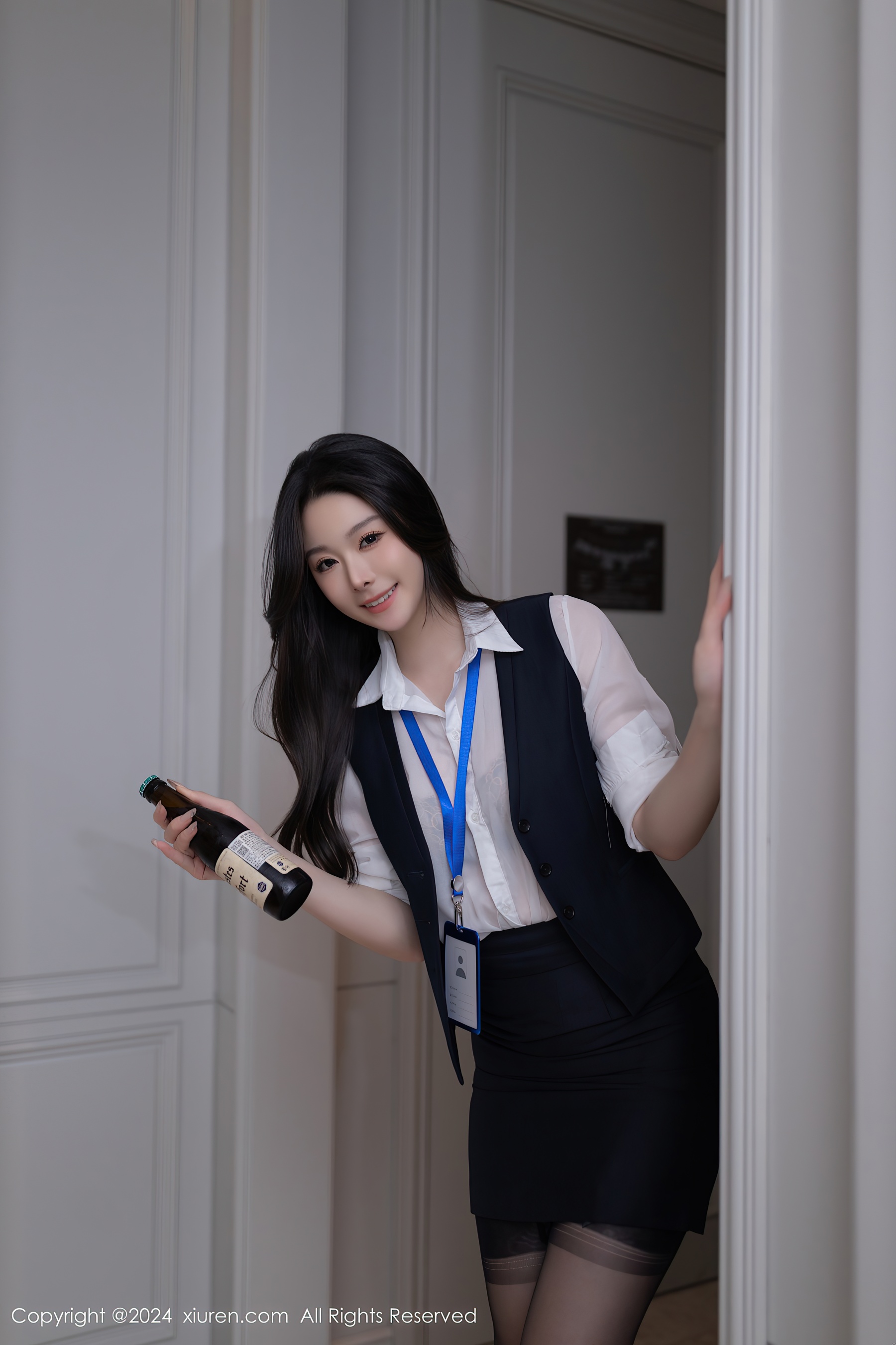 [XiuRen秀人网] No.8808 小逗逗 黑丝美腿 - 爱照片