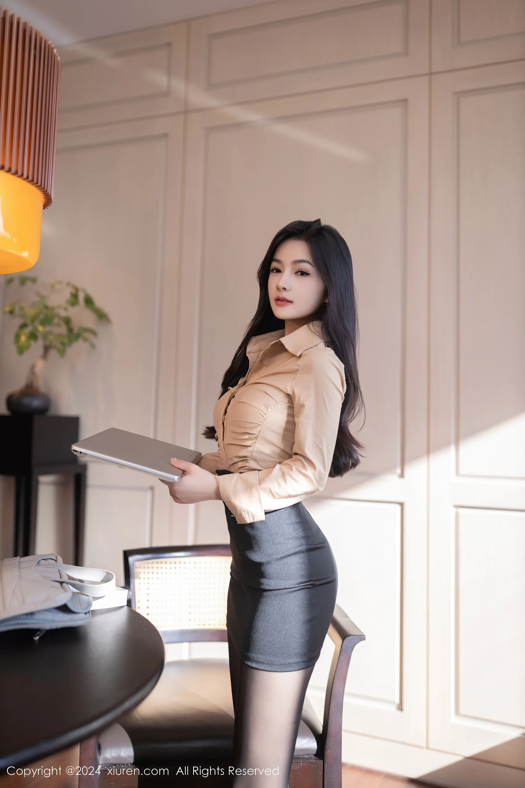 [XiuRen秀人网] No.8835 谭小灵 黑丝美腿 - 爱照片