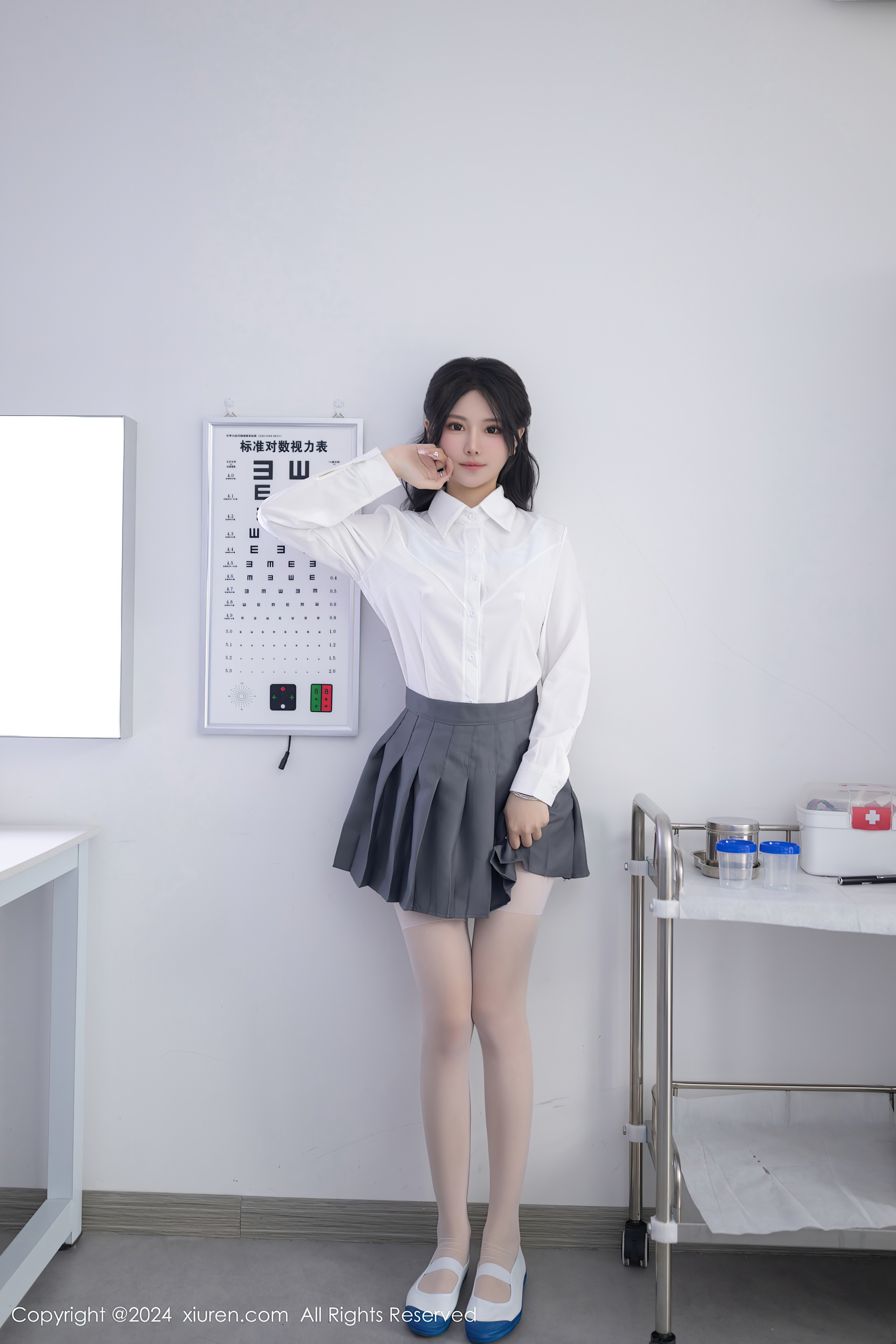 [XiuRen秀人网] No.8852 幼幼 丝袜美腿 - 爱照片