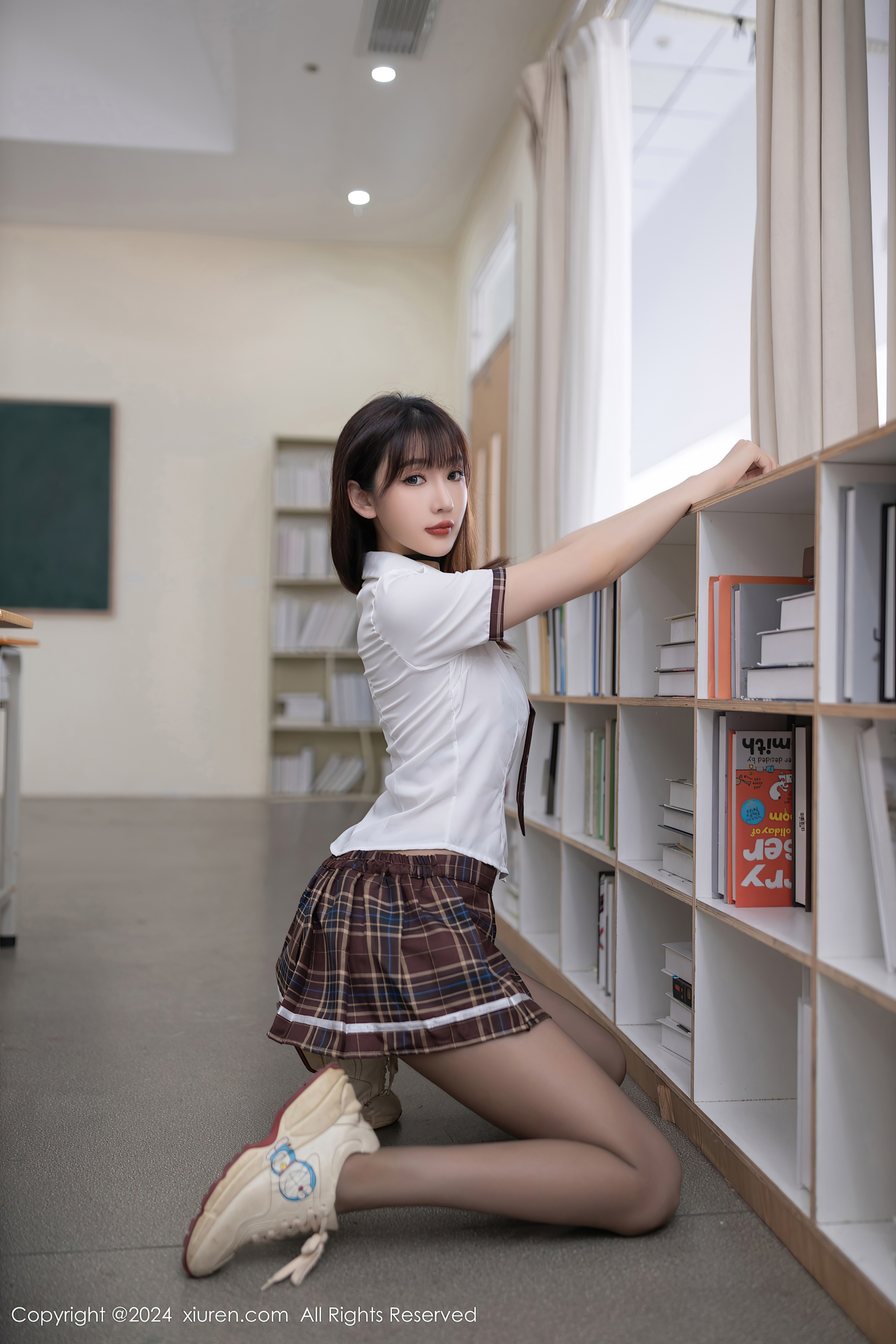 [XiuRen秀人网] No.8918 陆萱萱 黑丝美腿 - 爱照片