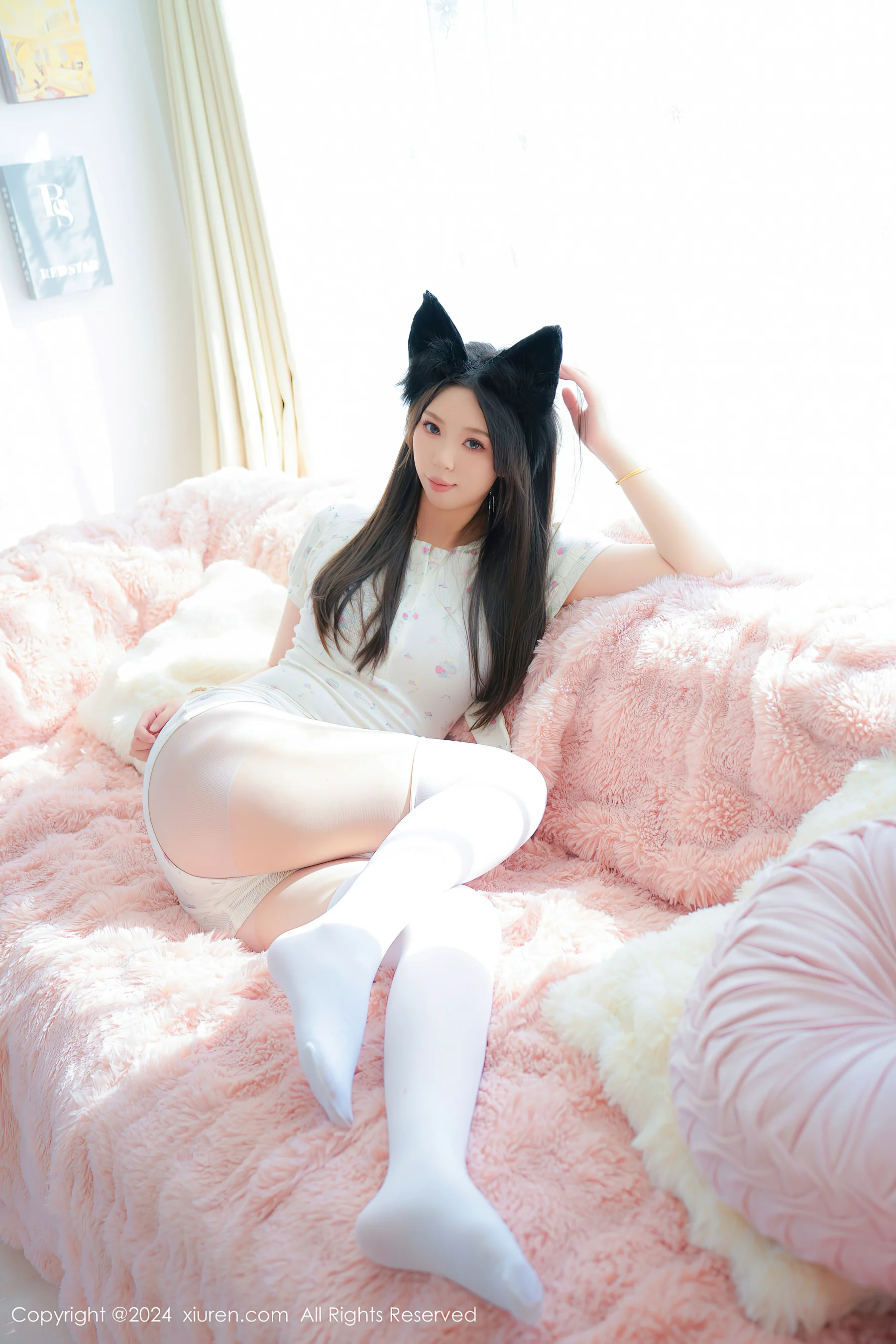 [XiuRen秀人网] No.8930 小波多 丝袜美腿 - 爱照片
