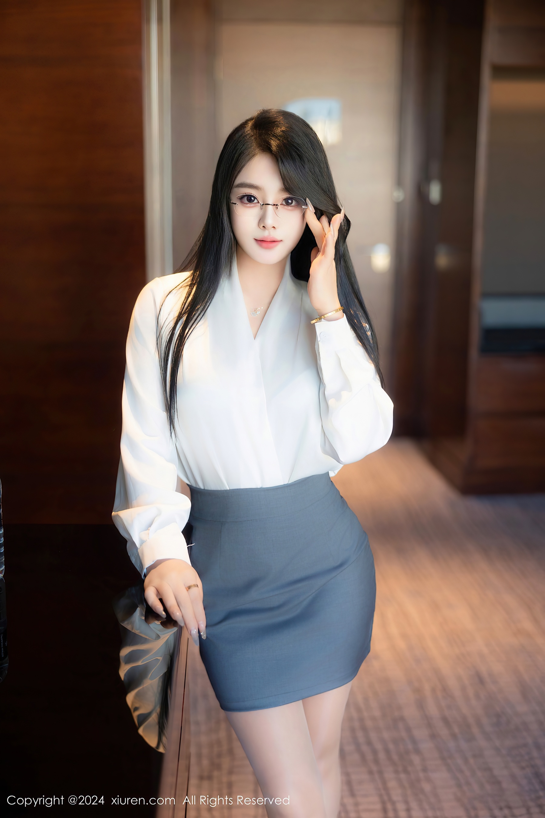 [XiuRen秀人网] No.8989 麦田 丝袜美腿 - 爱照片