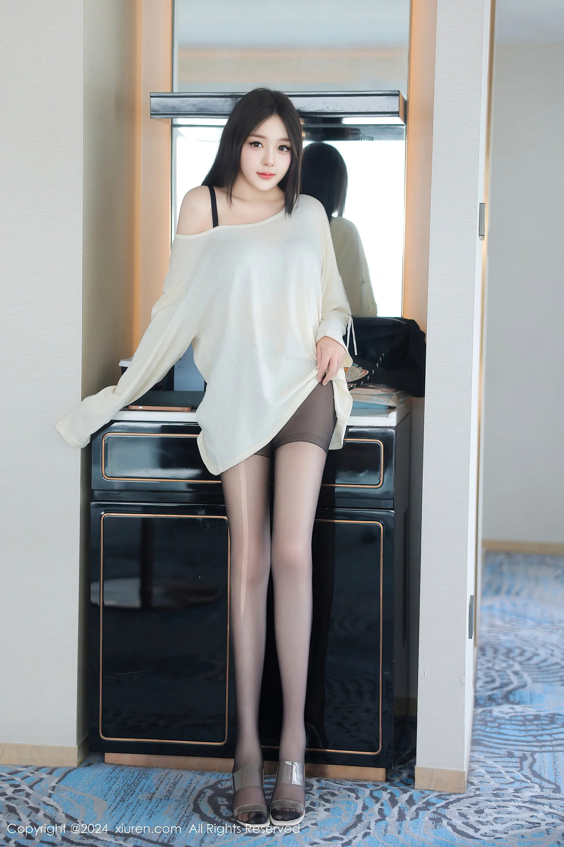 [XiuRen秀人网] No.9089 柚柚小奶瓶 黑丝美腿 - 爱照片