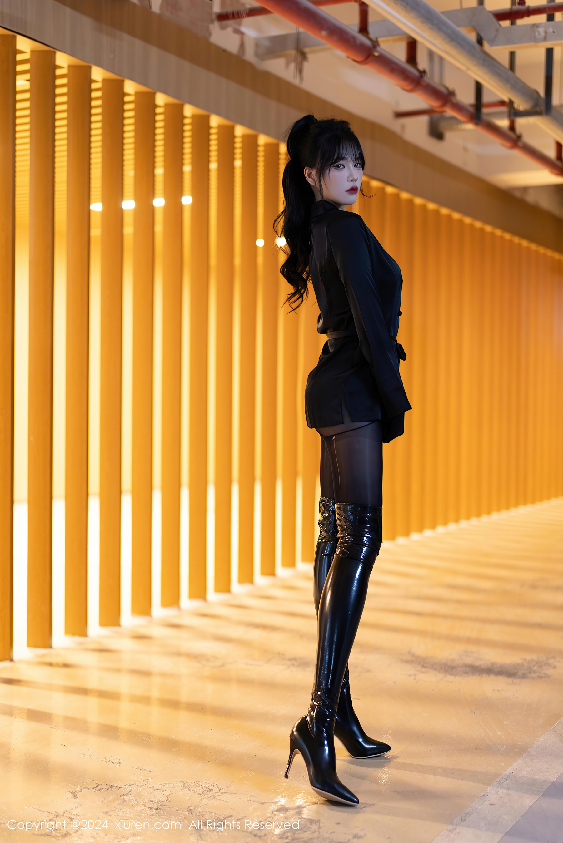[XiuRen秀人网] No.9275 娜比 黑丝美腿 - 爱照片