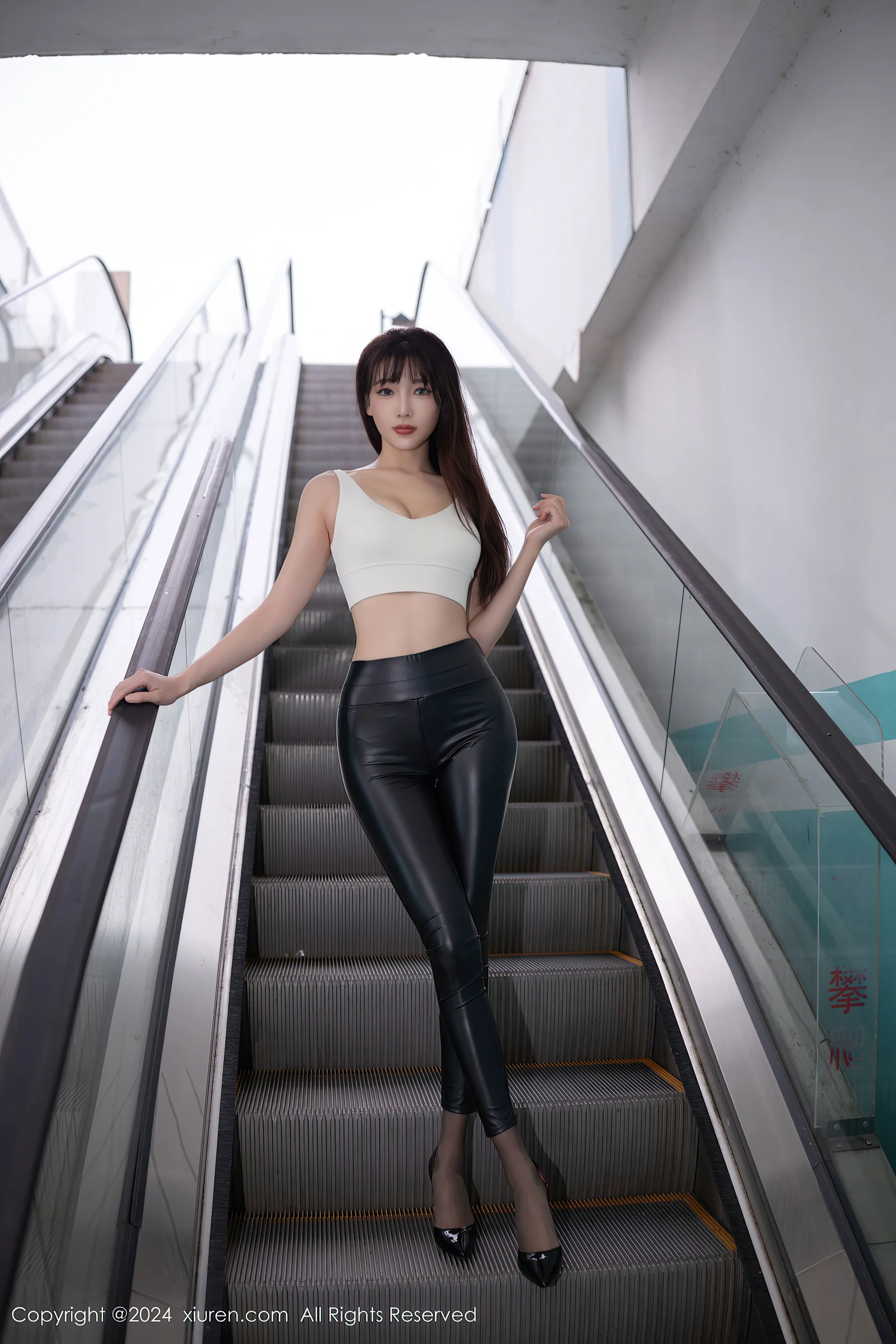 [XiuRen秀人网] No.9377 陆萱萱 黑丝美腿 - 爱照片