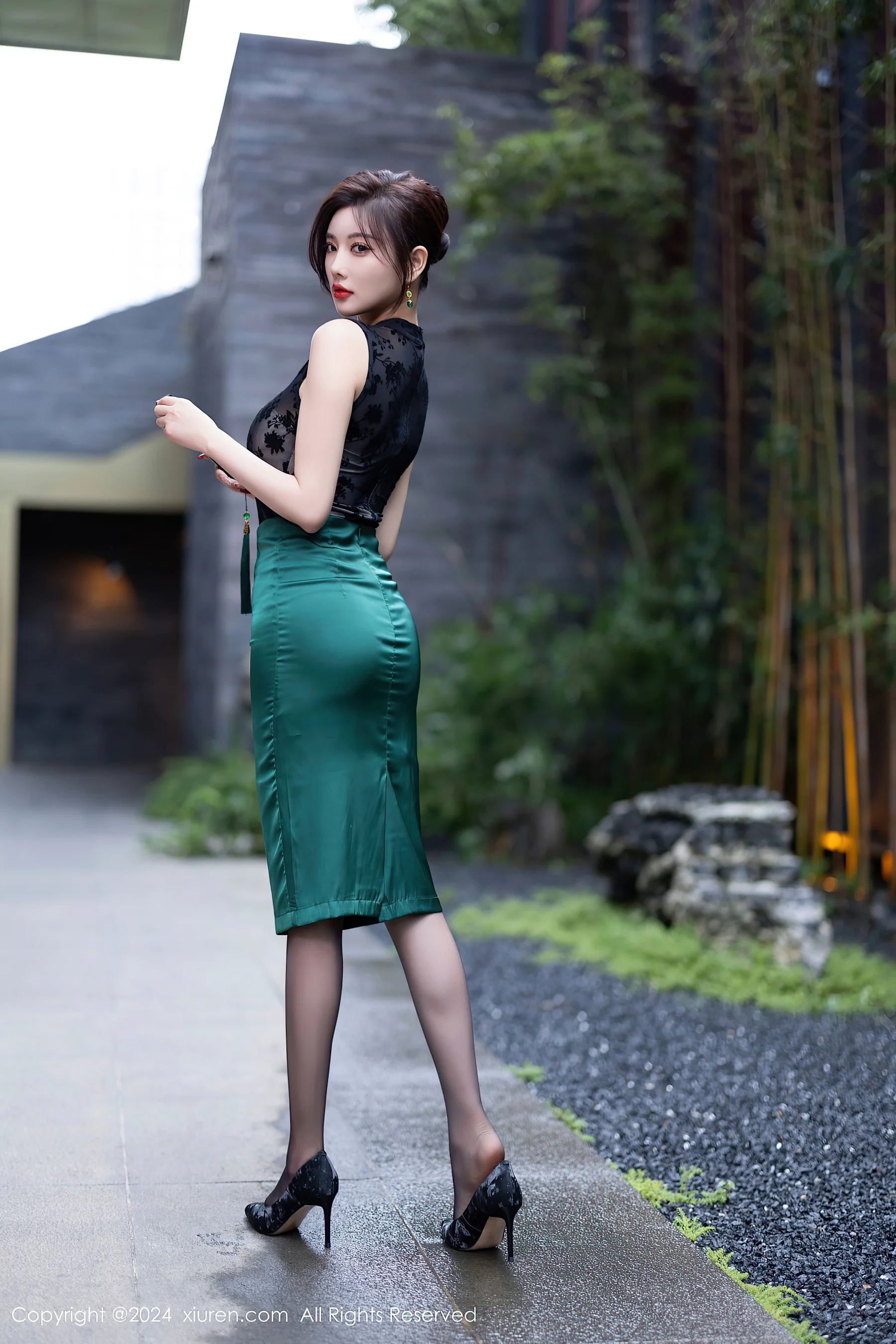 [XiuRen秀人网] No.9384 杨晨晨Yome 黑丝美腿 - 爱照片