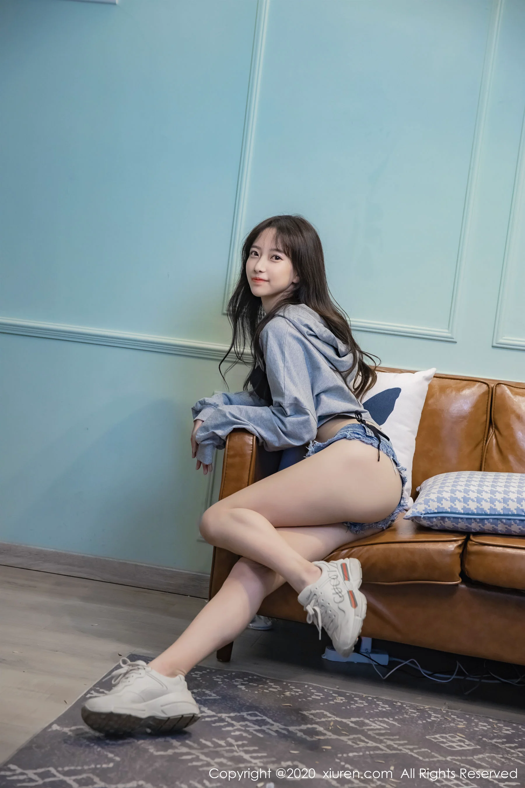 [秀人XiuRen] No.2203 bunny七七 《性感牛仔裤居家女友私房》 写真集 - 爱照片