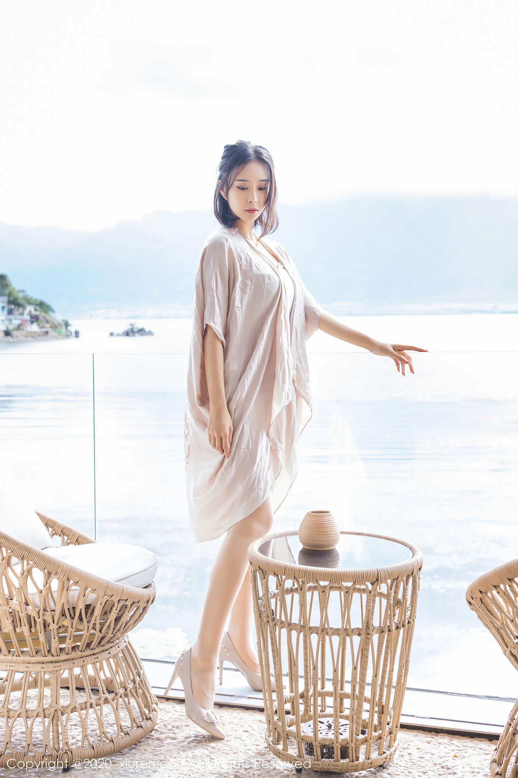[秀人XiuRen] No.2426 蓝夏Akasha – 白色吊带与朦胧丝袜的极致魅惑 - 爱照片