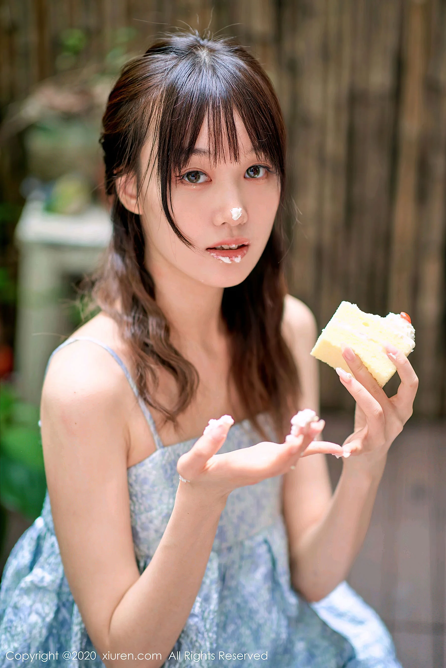[秀人XiuRen] No.2533 尤其 – 一个用小脚丫在T恤上画画的女画家 - 爱照片