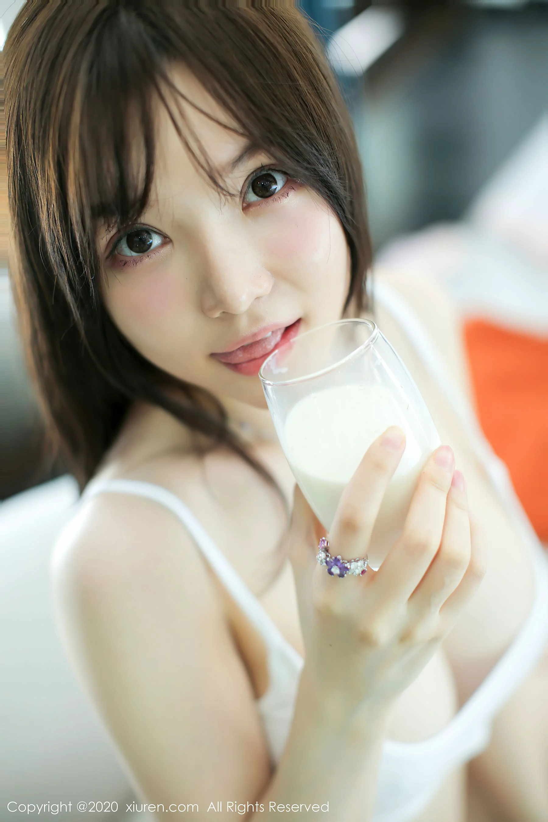 [秀人XiuRen] No.2565 糯美子Mini – 居家女友白色吊带系列 - 爱照片