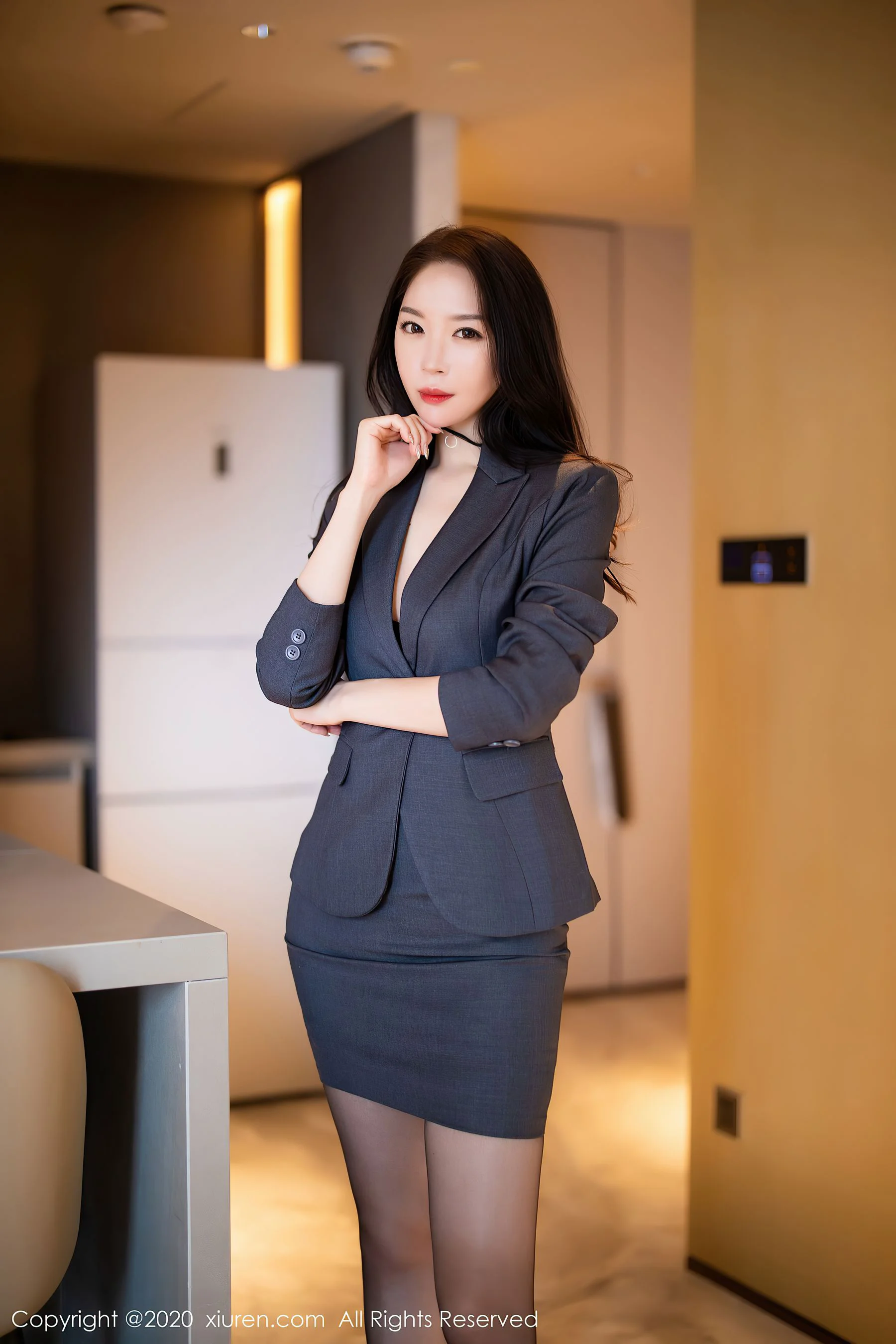 [秀人XiuRen] NO.2582 梦心月 – 经典率性职场OL制服 - 爱照片