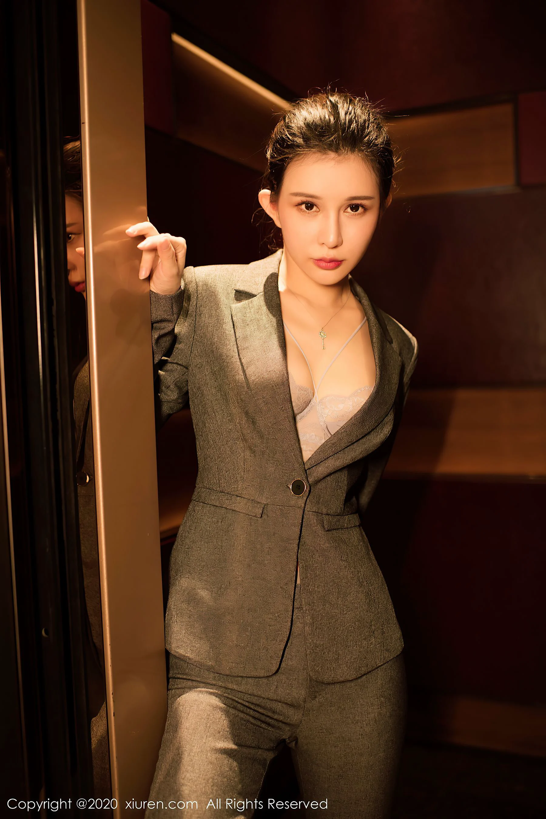 [秀人XiuRen] No.2896 张雨萌 – 调教师主题写真 - 爱照片