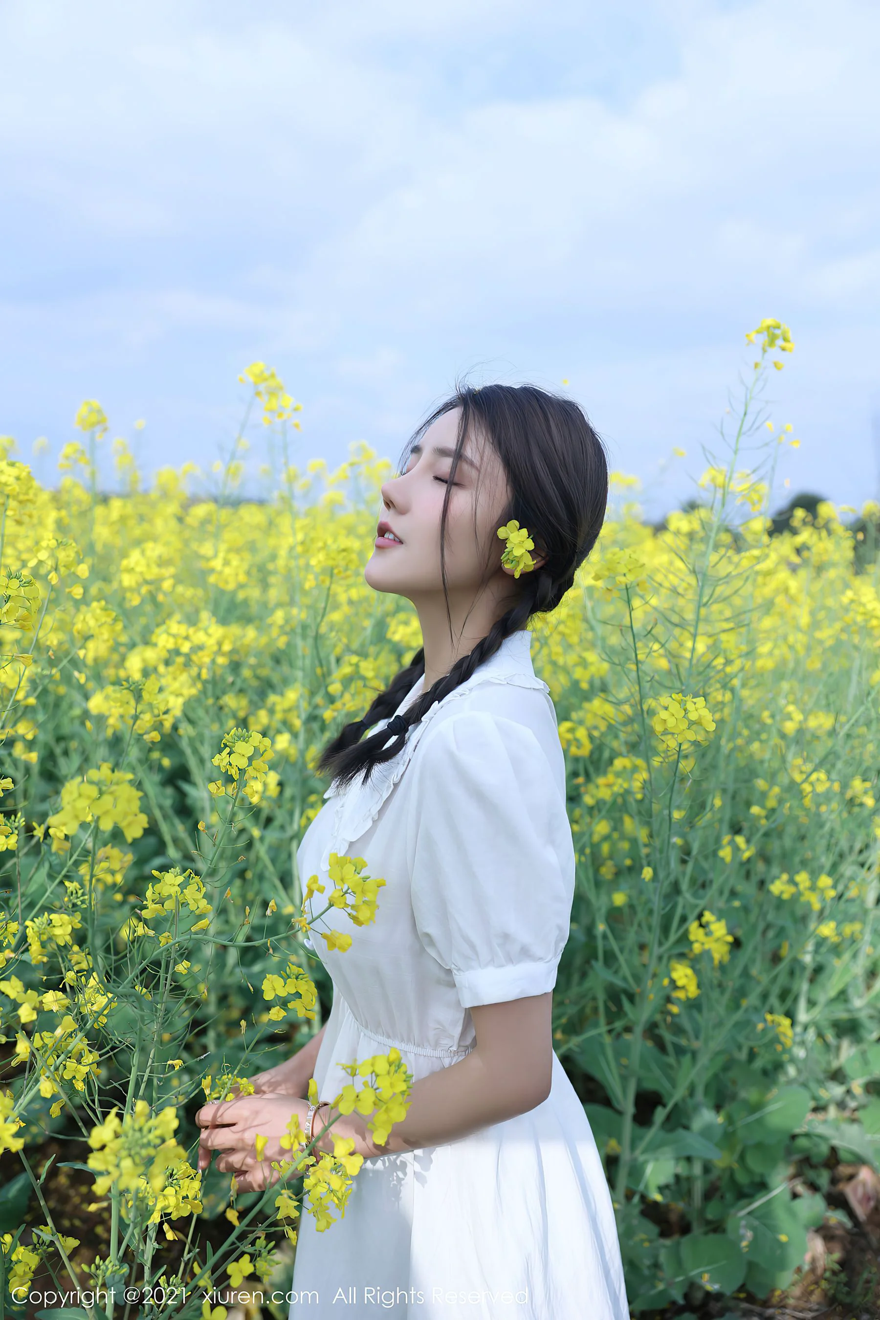 [秀人XiuRen] No.3276 夏西CiCi – 户外花丛外拍系列 - 爱照片