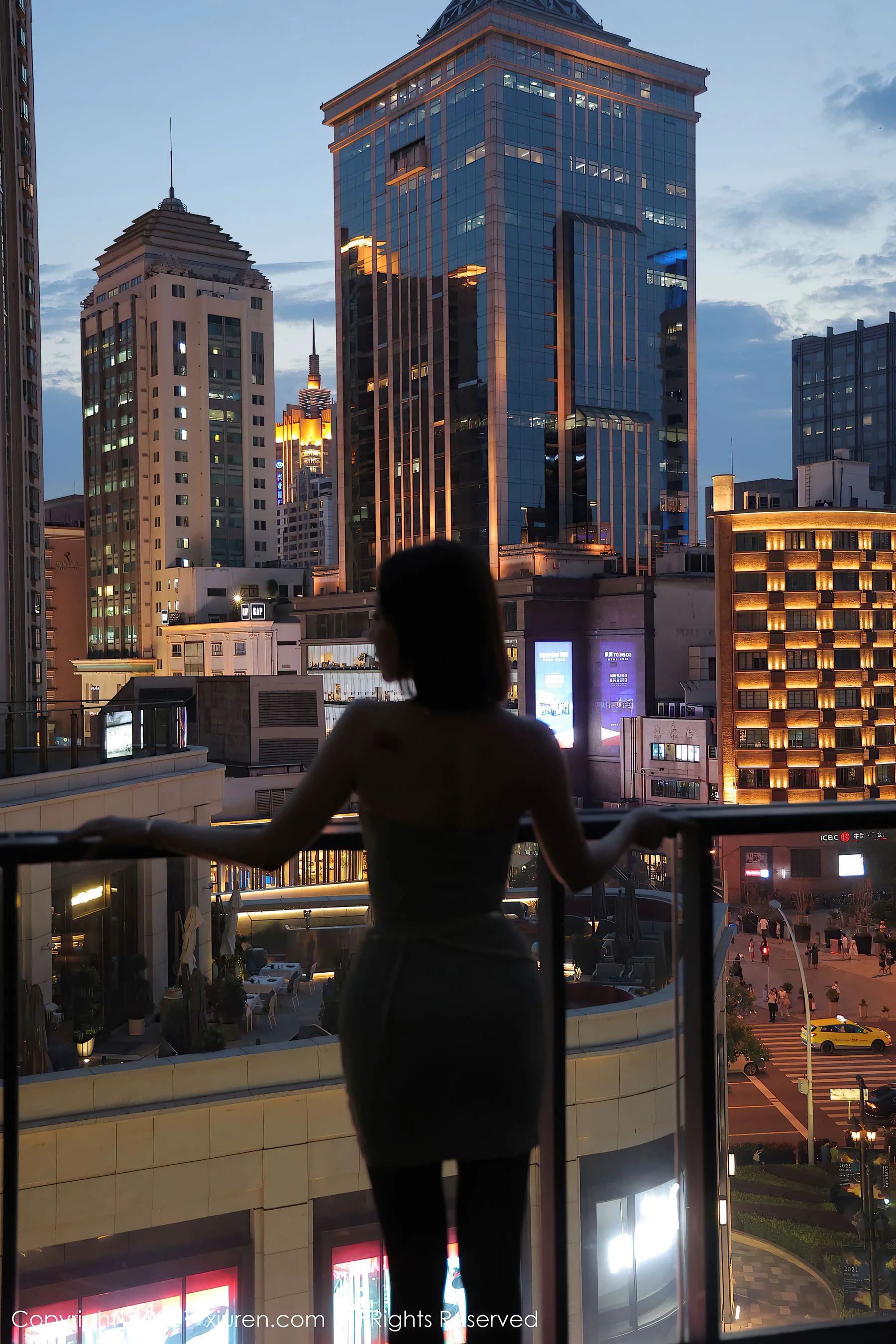 [秀人XiuRen] No.3683 果儿Victoria – 一袭简约吊裙与夜景外拍 - 爱照片