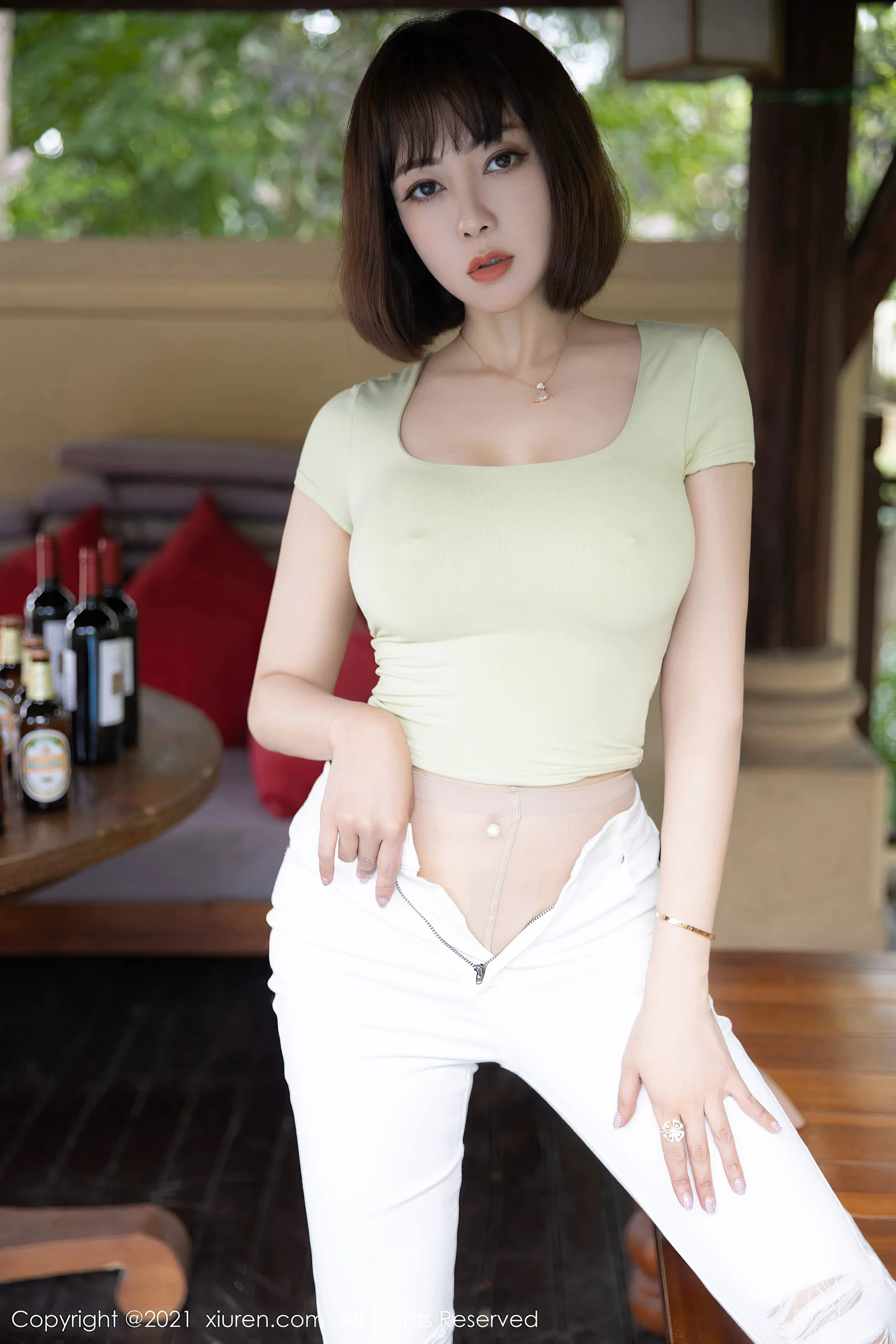 [秀人XiuRen] No.3704 果儿Victoria – 西双版纳旅拍写真 - 爱照片