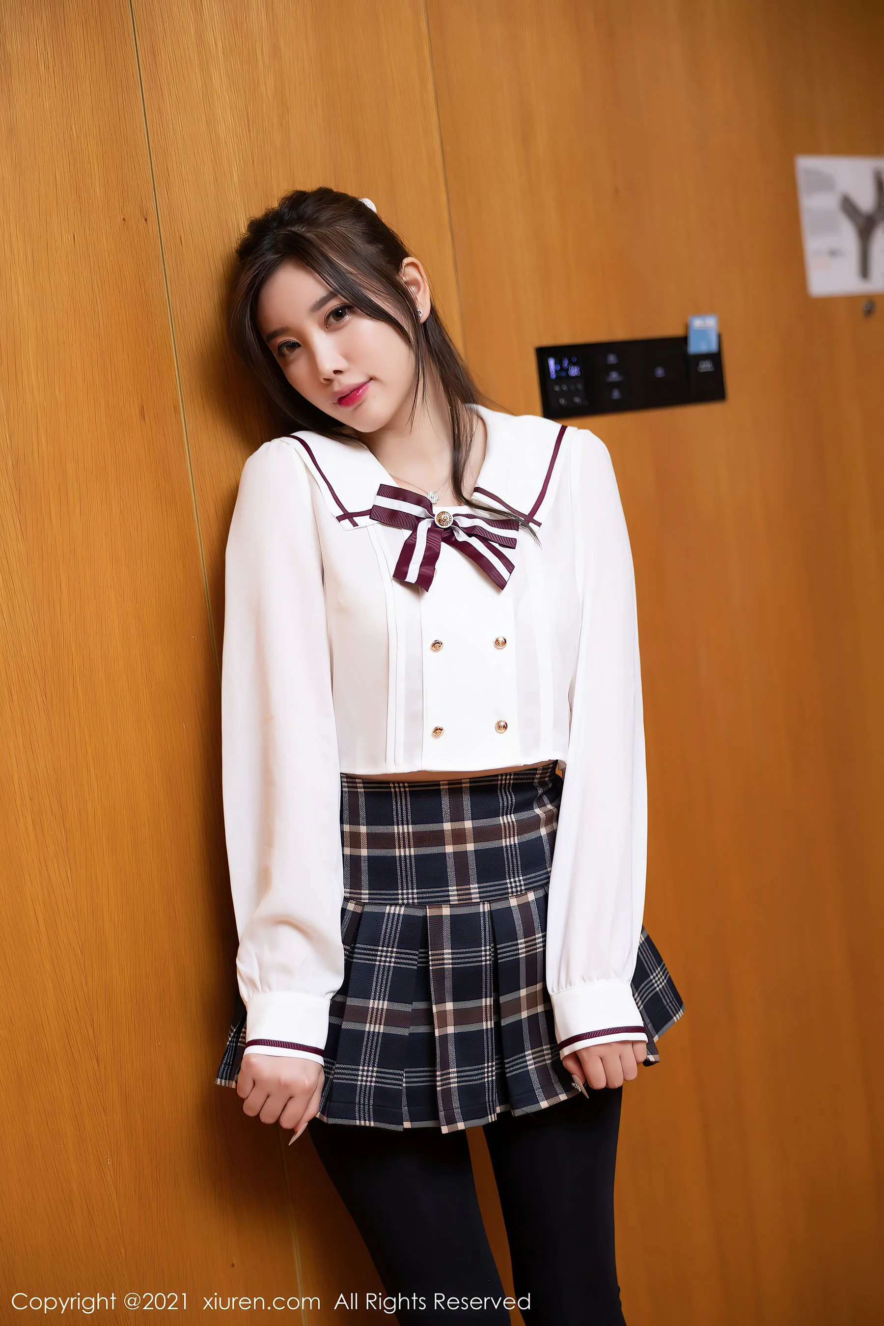 [秀人XiuRen] No.3723 杨晨晨Yome – 格子裙的学苑风制服 - 爱照片