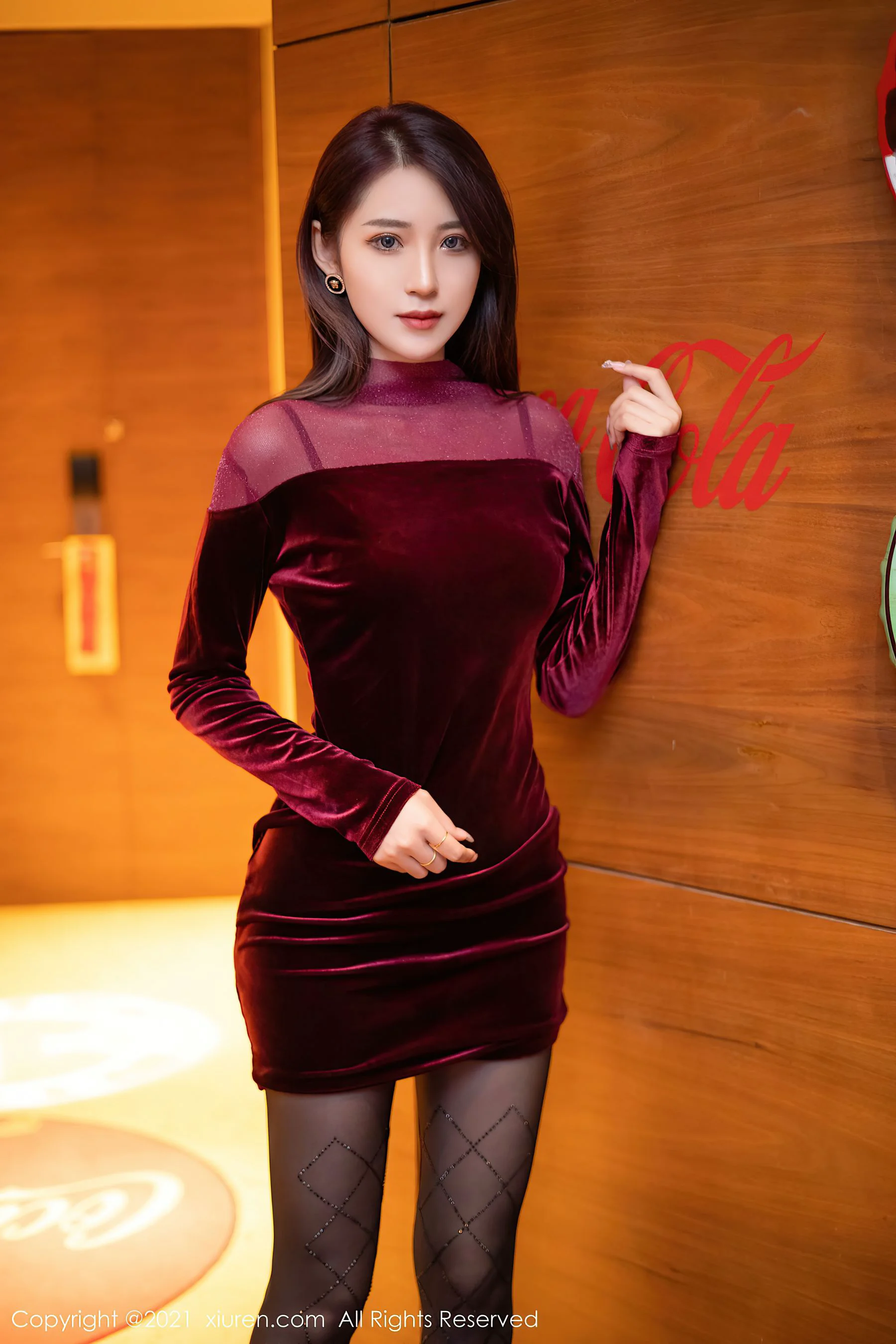 [秀人XiuRen] No.3765 周慕汐baby – 猩红礼裙与魅惑嘿丝 - 爱照片