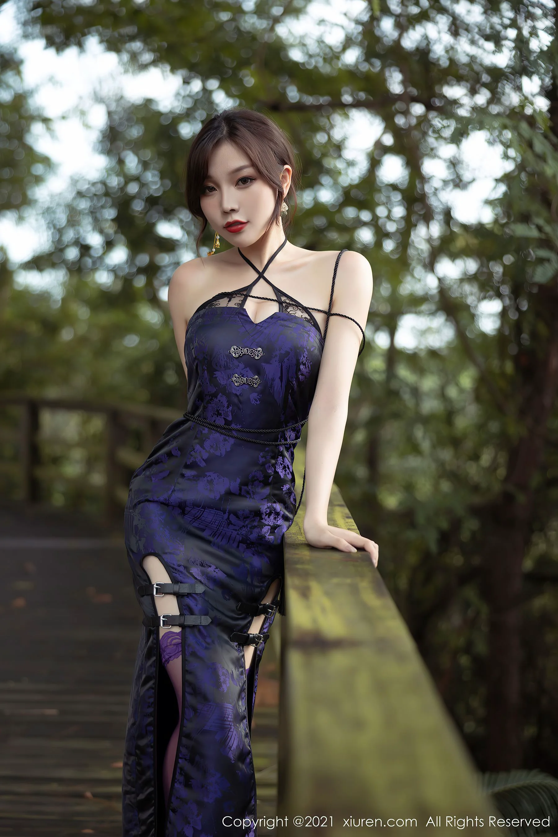 [秀人XiuRen] No.3794 芝芝Booty – 绚丽古典的紫色旗袍 - 爱照片