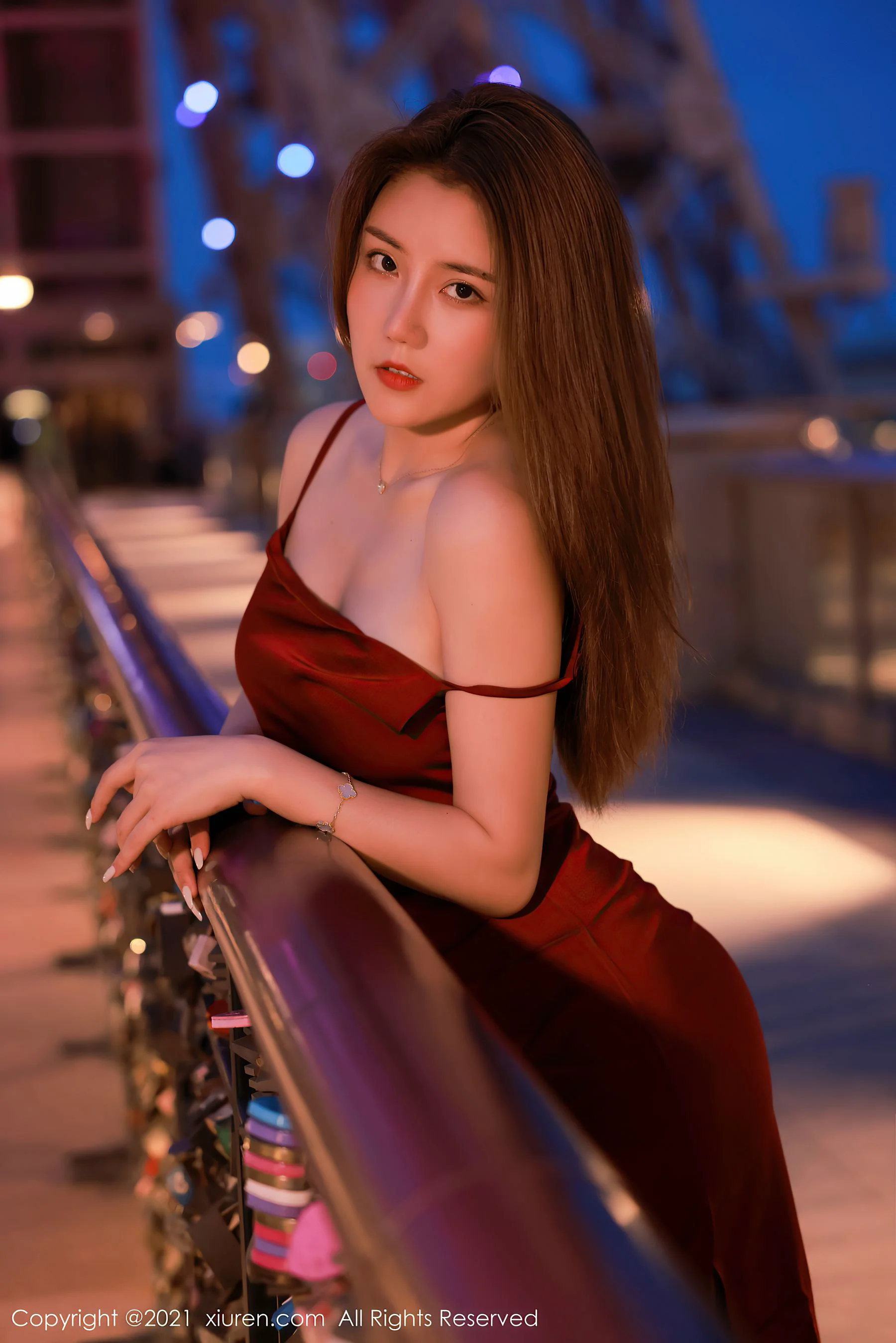 [秀人XiuRen] No.3823 夏西CiCi – 一袭猩红华丽多姿的吊裙 - 爱照片