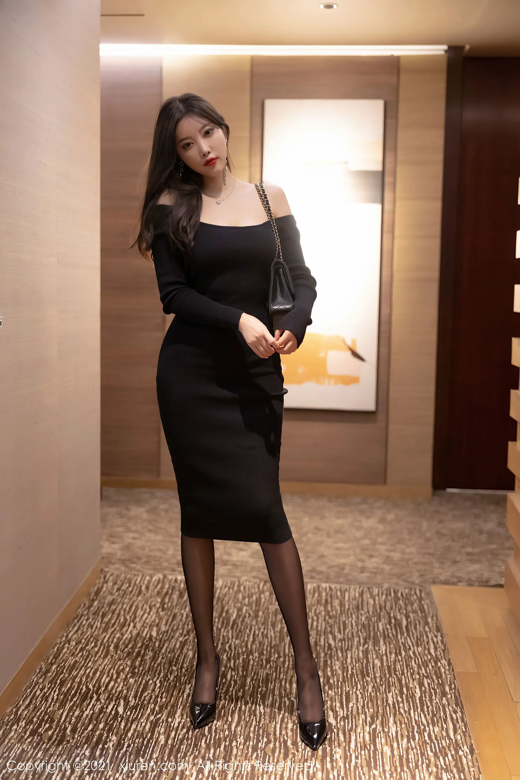 [秀人XiuRen] No.3911 杨晨晨Yome – 典雅魅惑的黑色服饰尽显魅惑姿态 - 爱照片