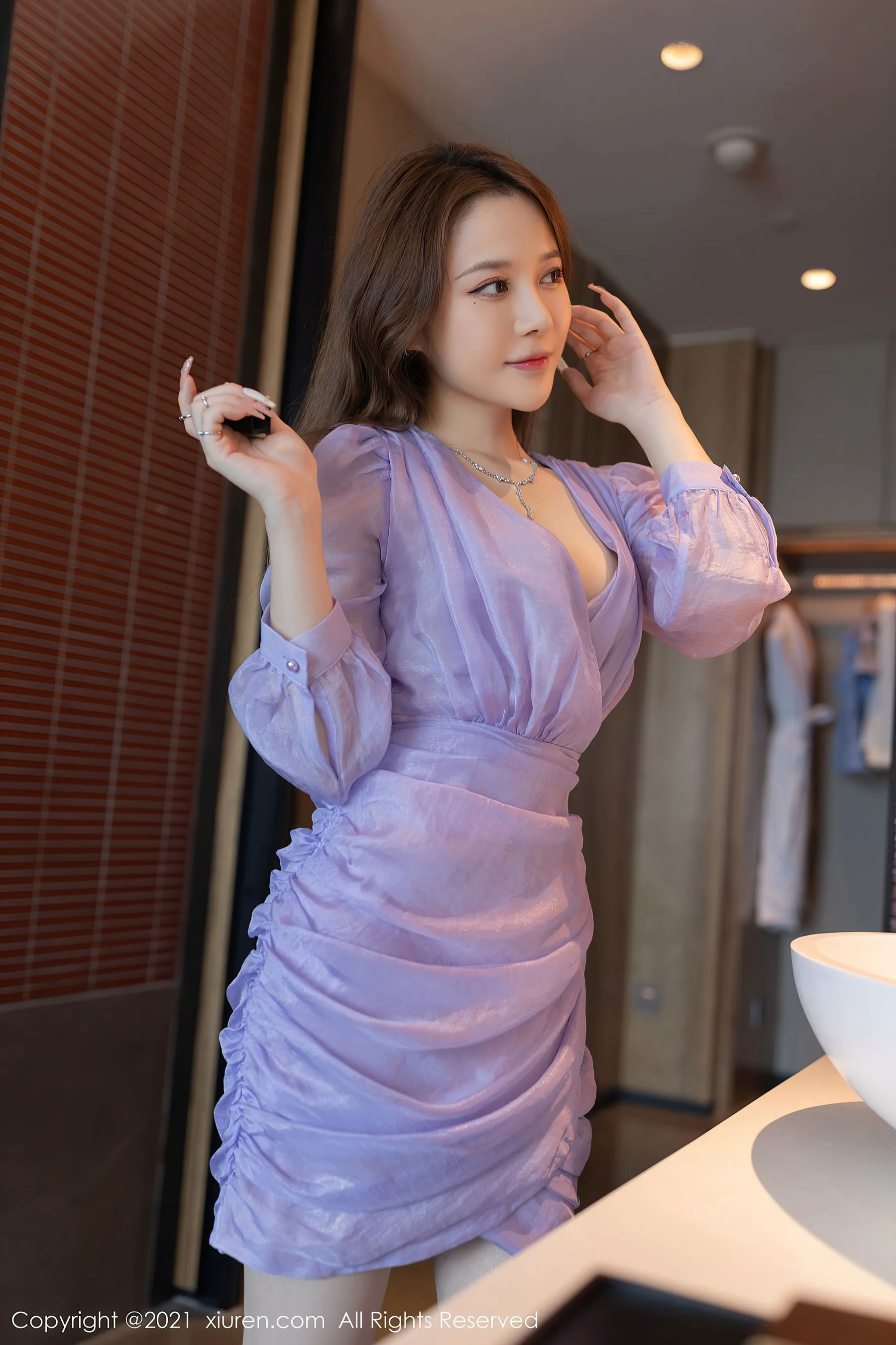 [秀人XiuRen] No.3930 鱼子酱Fish – 浪漫软弱的情迷紫色服饰 - 爱照片