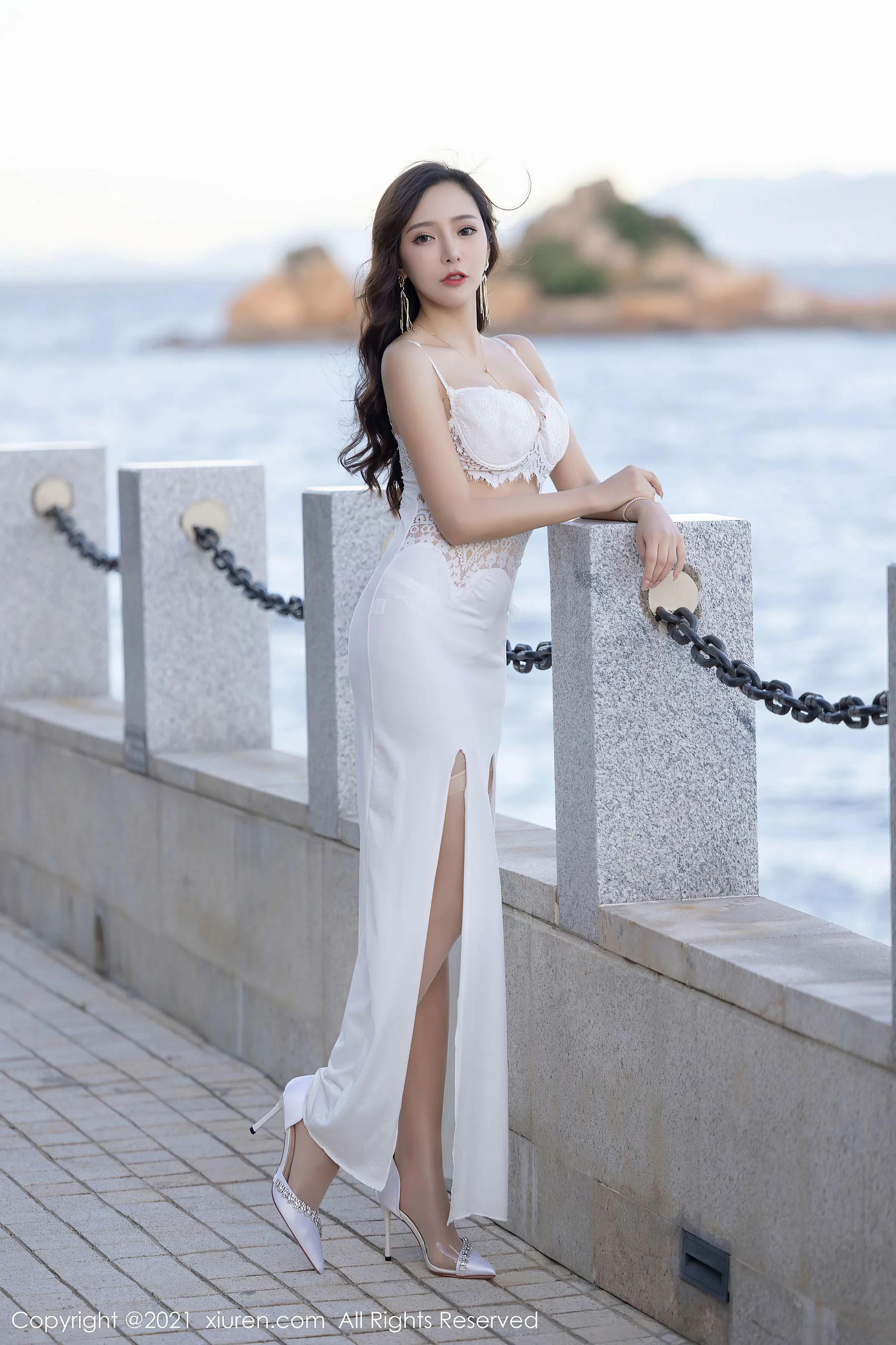 [秀人XiuRen] No.4004 王馨瑶yanni – 华丽多姿与轻透迷人的服饰 - 爱照片