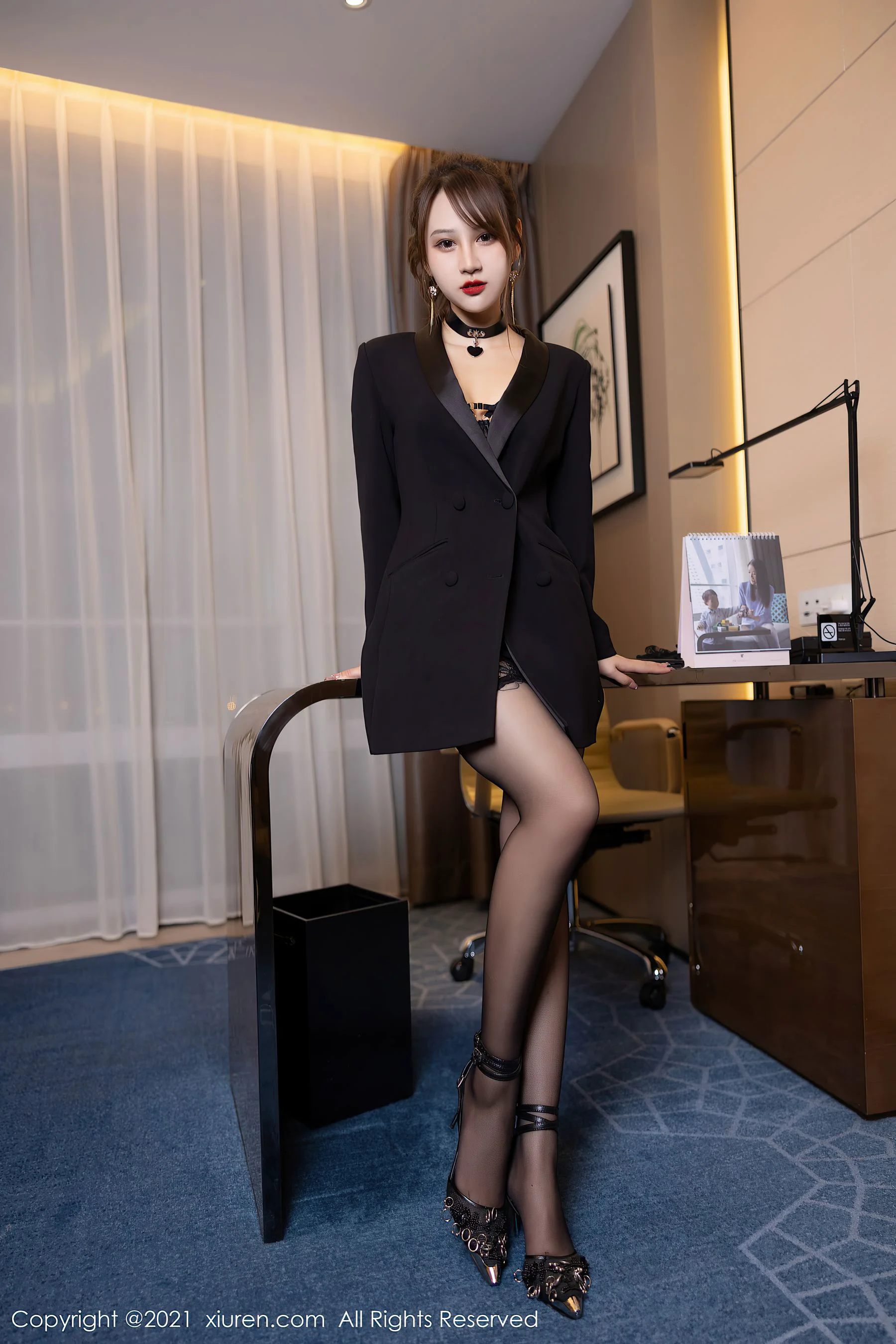 [秀人XiuRen] No.4017 张欣欣 – 一身黑丝魅惑多姿服饰 - 爱照片
