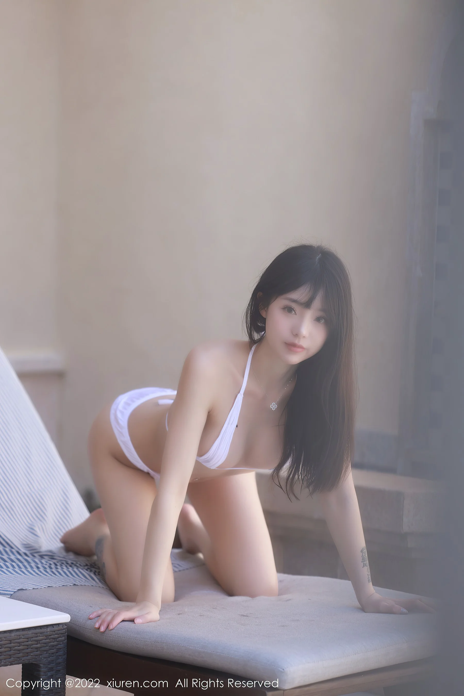 [XiuRen秀人网] No.4471 佘贝拉Bella 三亚泳池性感摆拍 - 爱照片