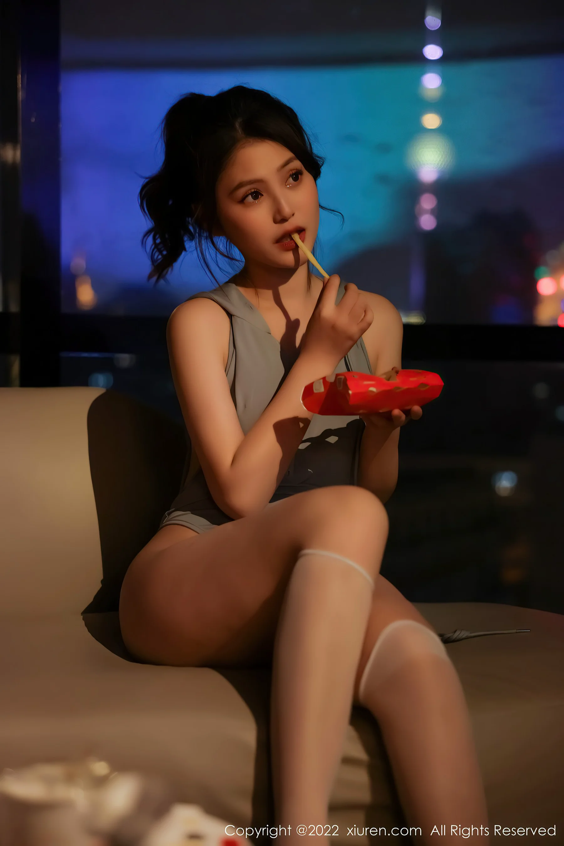 [XiuRen秀人网] No.4490 你的兔妹妹 可爱女友活泼美腿系列 - 爱照片