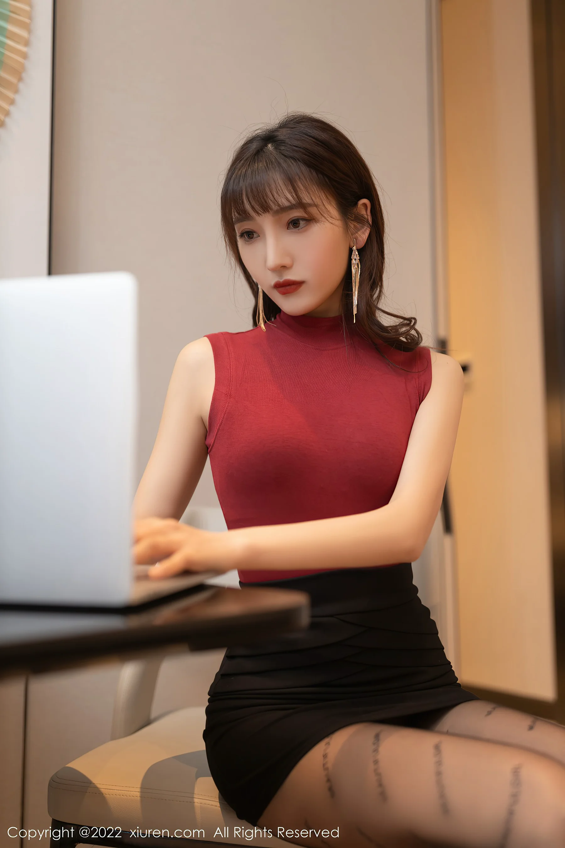 [XiuRen秀人网] No.4510 陆萱萱 黑丝美腿短裙诱惑 - 爱照片